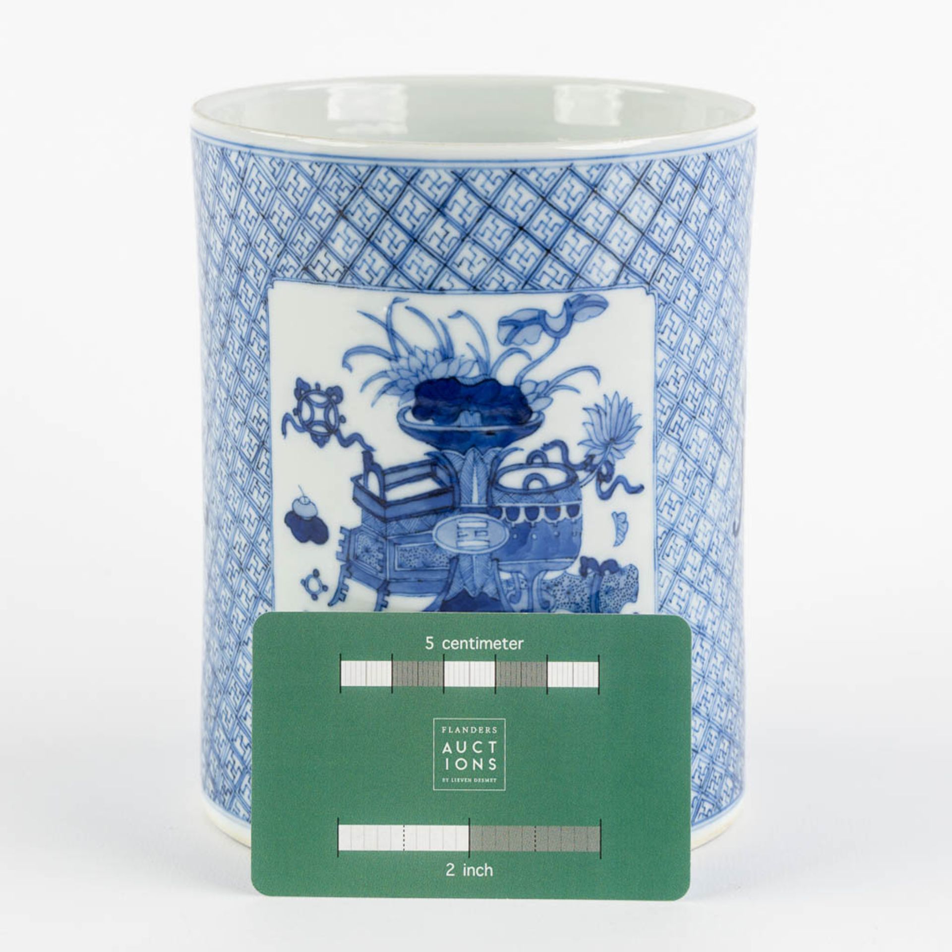 A Chinese brush pot, blue white, Swastika decor. Kangxi Style mark. (H:14,7 x D:12 cm) - Bild 2 aus 12