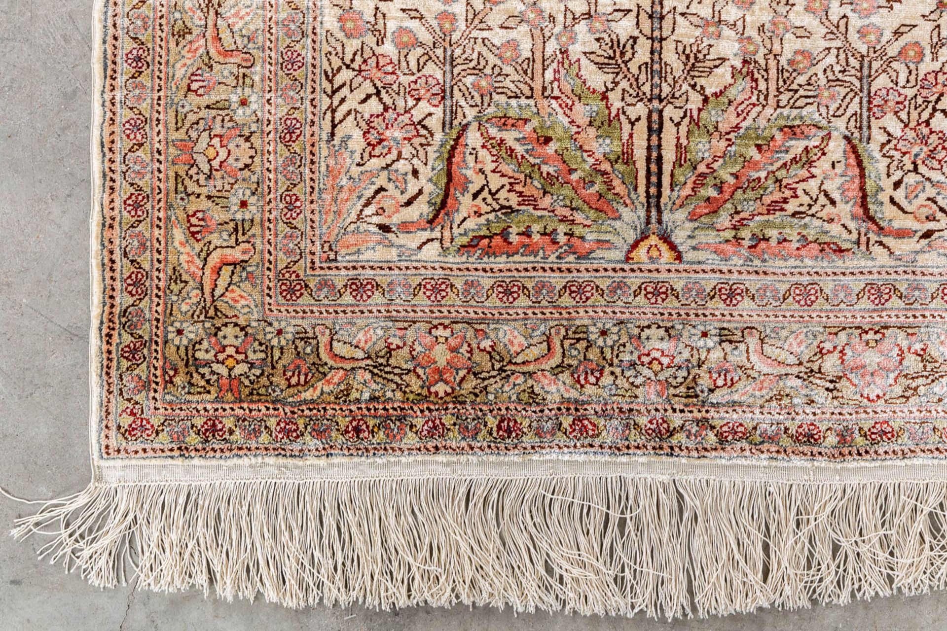 An Oriental hand-made carpet with 'Tree of Life' silk. (L:82 x W:133 cm) - Bild 3 aus 7