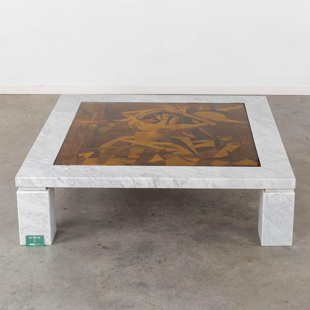 An Arabescato marble coffee table, finished with a marquetry inlay decor. Circa 1980. (L:130 x W:130 - Image 2 of 4