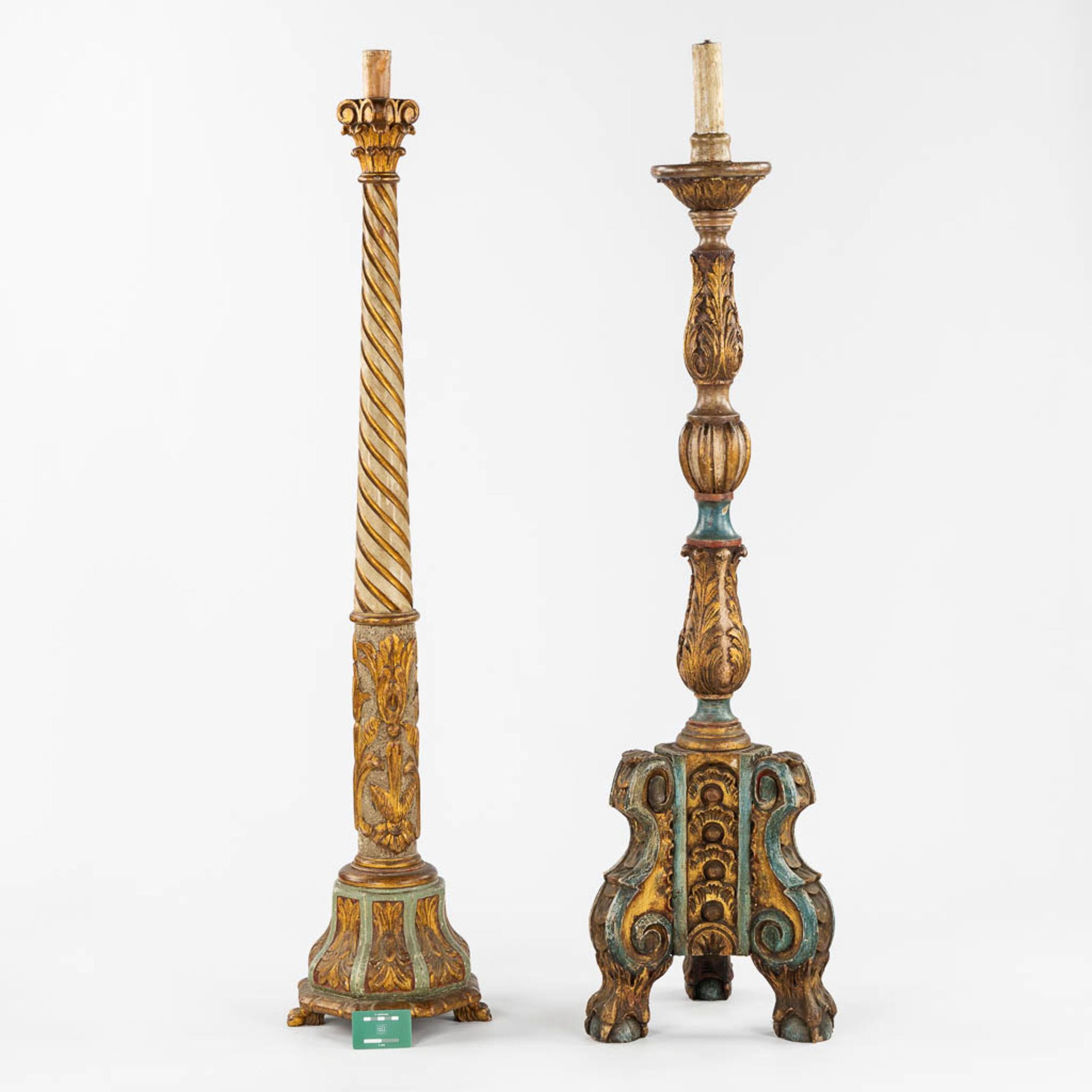 A pair of standing lamps, sculptured and patinated wood. Circa 1900. (H:144 cm) - Bild 2 aus 10