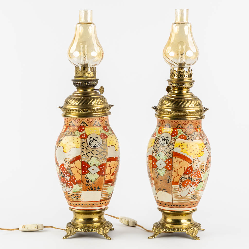 Two Japanese Kutani oil lamps, added two vases. (H:57 x D:15 cm) - Bild 4 aus 16