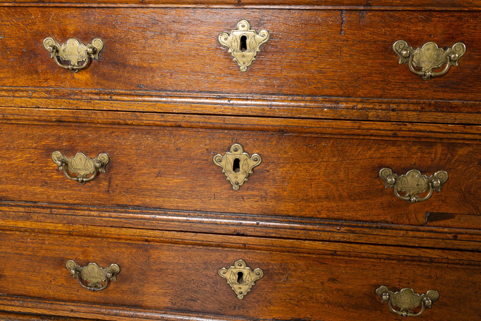 An antique commode, doors and drawers. Sculptured oak, 18th C. (L:55 x W:108 x H:109 cm) - Bild 13 aus 14