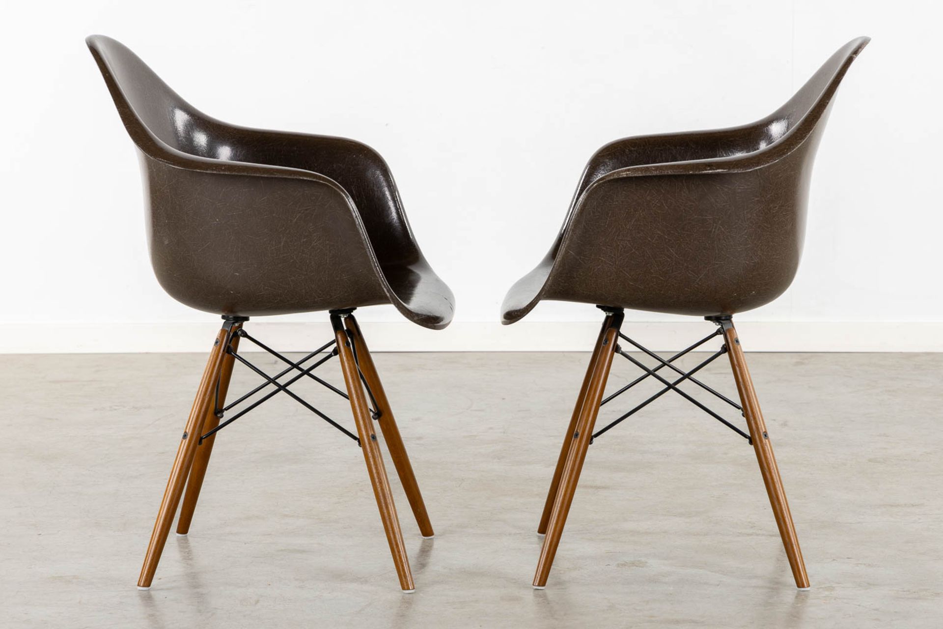 Charles & Ray EAMES (XX-XXI) 'Eames Fibreglass Armchair DAW'. Herman Miller. (L:57 x W:65 x H:85 cm) - Bild 6 aus 14