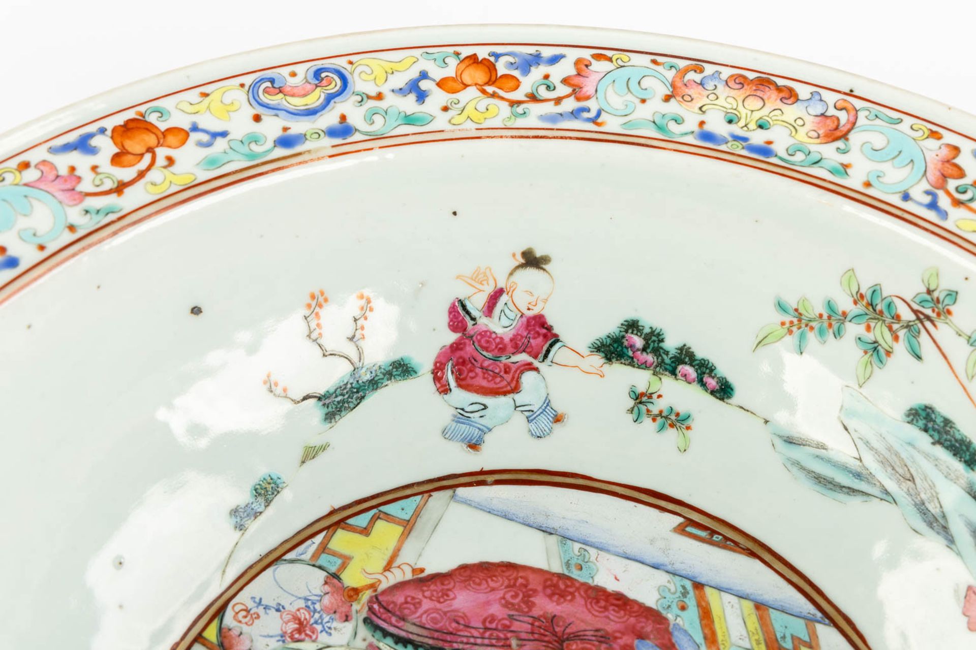 A large Chinese Famille Rose bowl, 'The Harvest'. 19th C. (H:11,5 x D:38 cm) - Image 7 of 9
