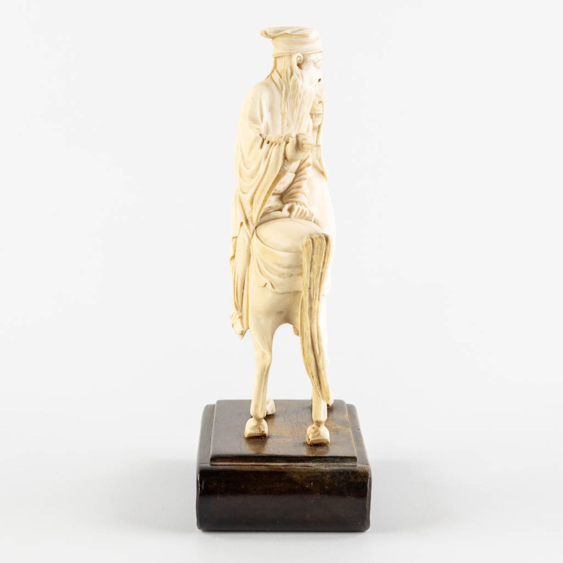 A Chinese sculptured figurine of Zhang Guolao, one of the eight immortals, ivory. (L:6 x W:12 x H:20 - Bild 6 aus 10