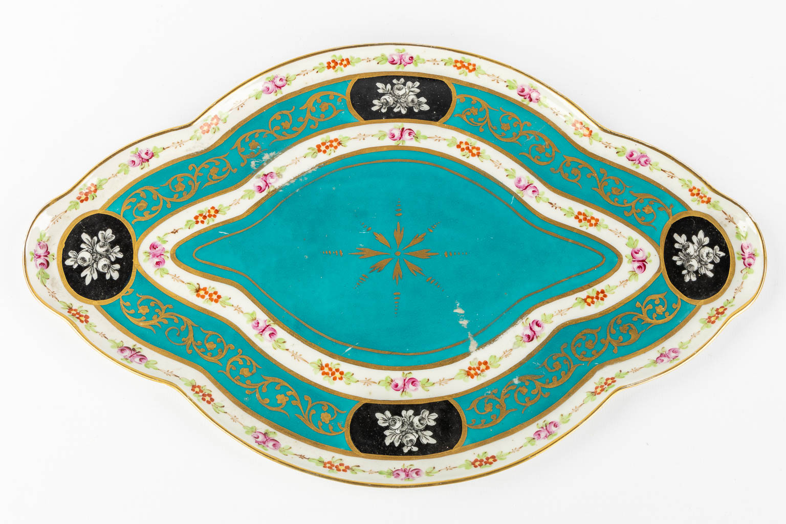 Pillivuyt, Paris, a tureen on a plate and an oval bowl. 20th C. (L:23 x W:36 x H:20 cm) - Image 15 of 21