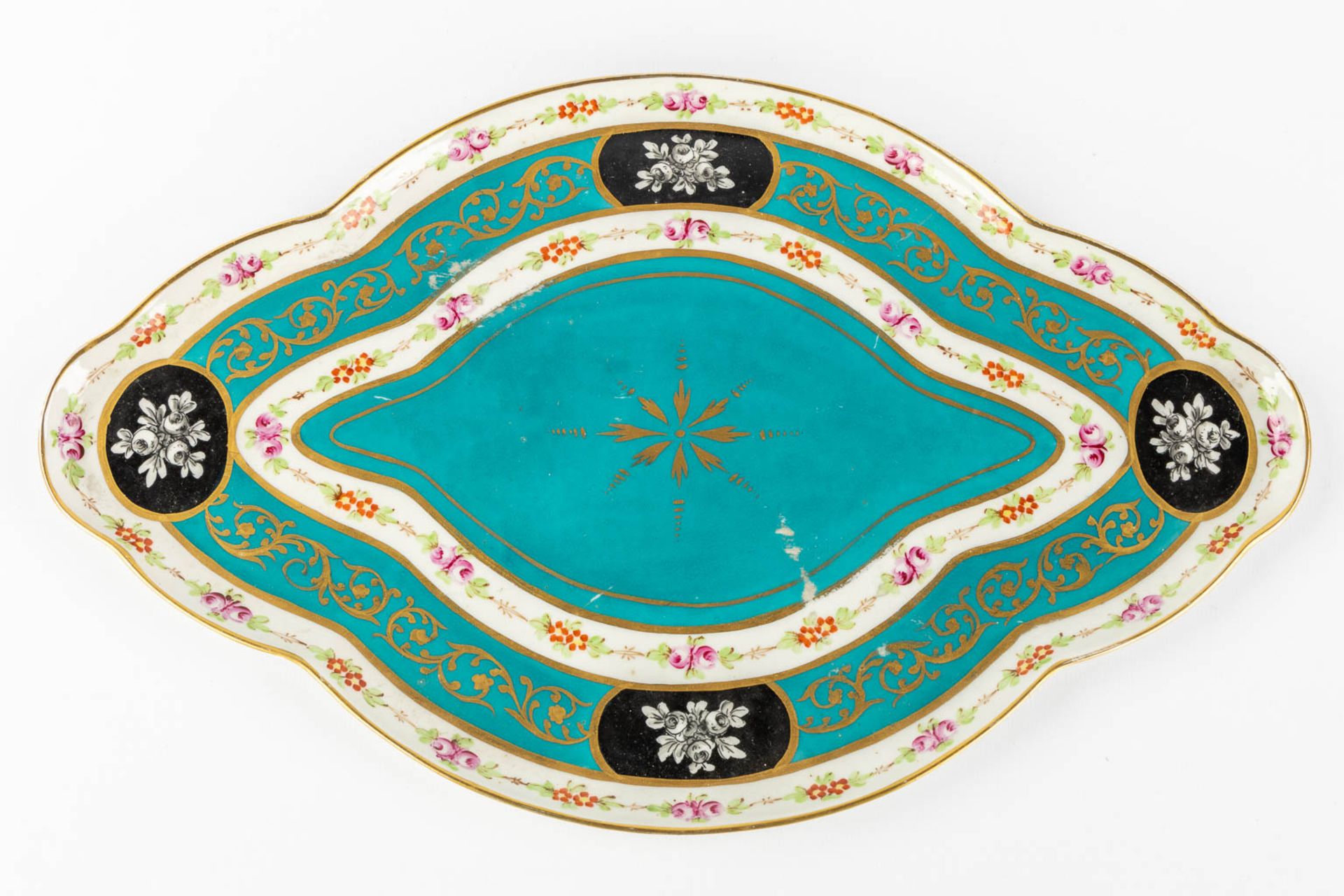 Pillivuyt, Paris, a tureen on a plate and an oval bowl. 20th C. (L:23 x W:36 x H:20 cm) - Bild 15 aus 21