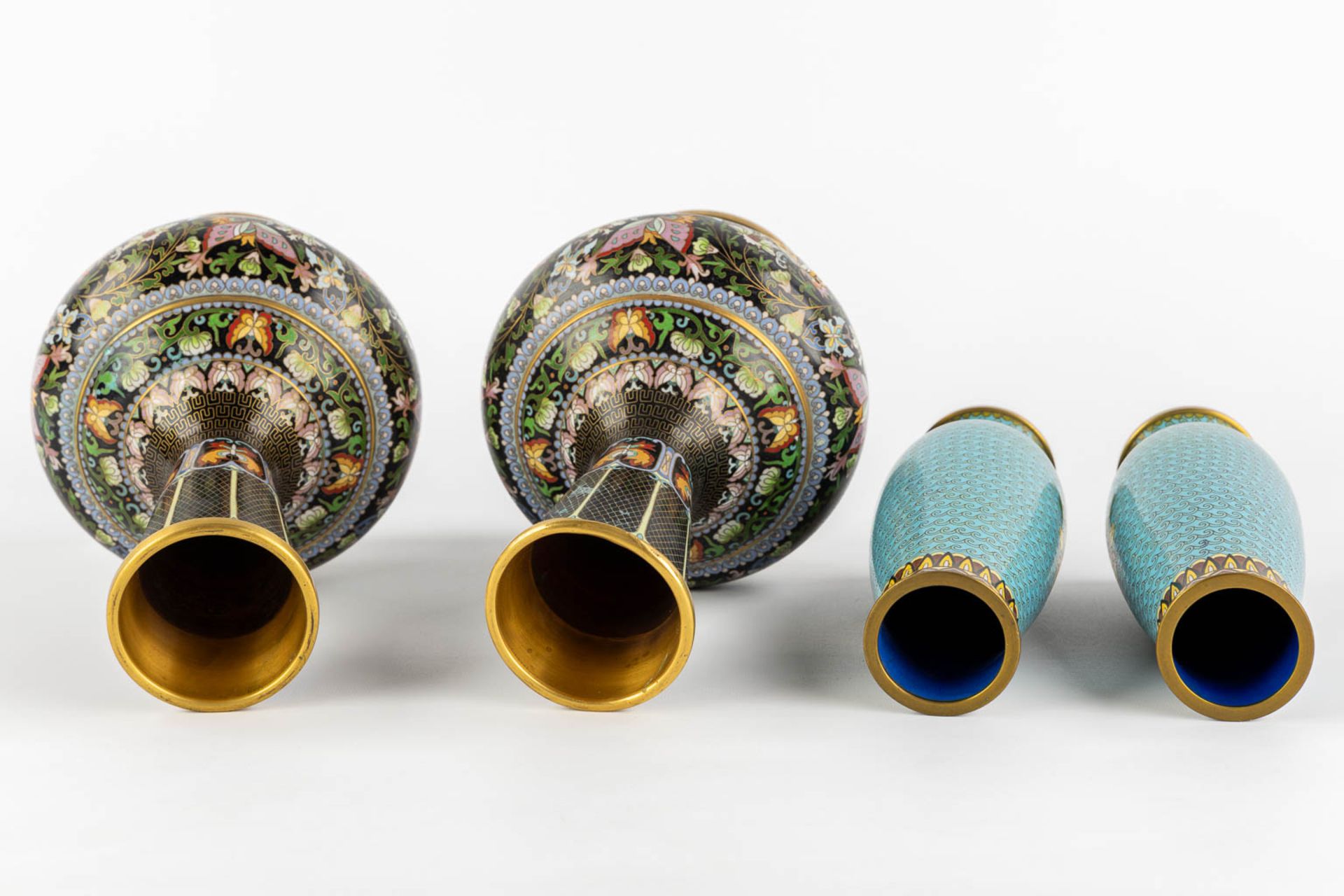 Four pairs of Cloisonné enamel vases, added 1 vase and two small pieces. (H:38 x D:23 cm) - Bild 10 aus 18