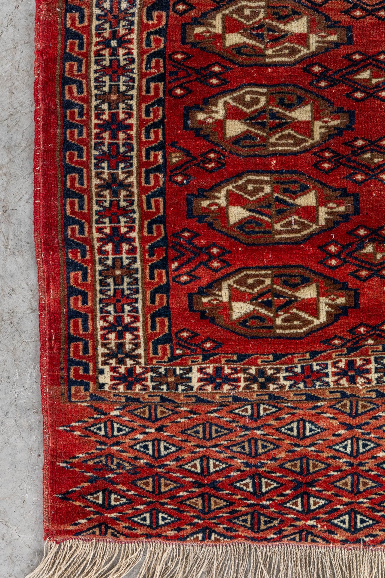 An Oriental hand-made carpet, Turkman Yomut. (L:70 x W:117 cm) - Bild 5 aus 6