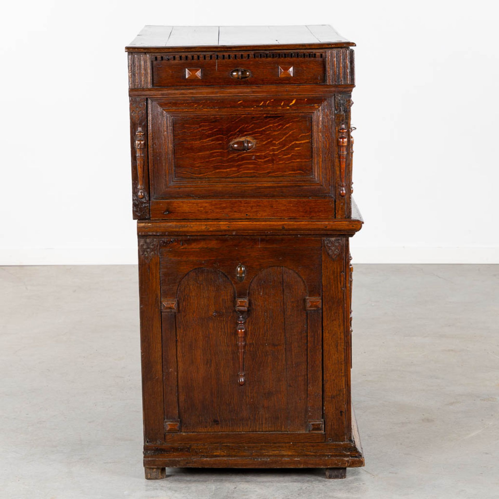 An antique commode, doors and drawers. Sculptured oak, 18th C. (L:55 x W:108 x H:109 cm) - Bild 8 aus 14