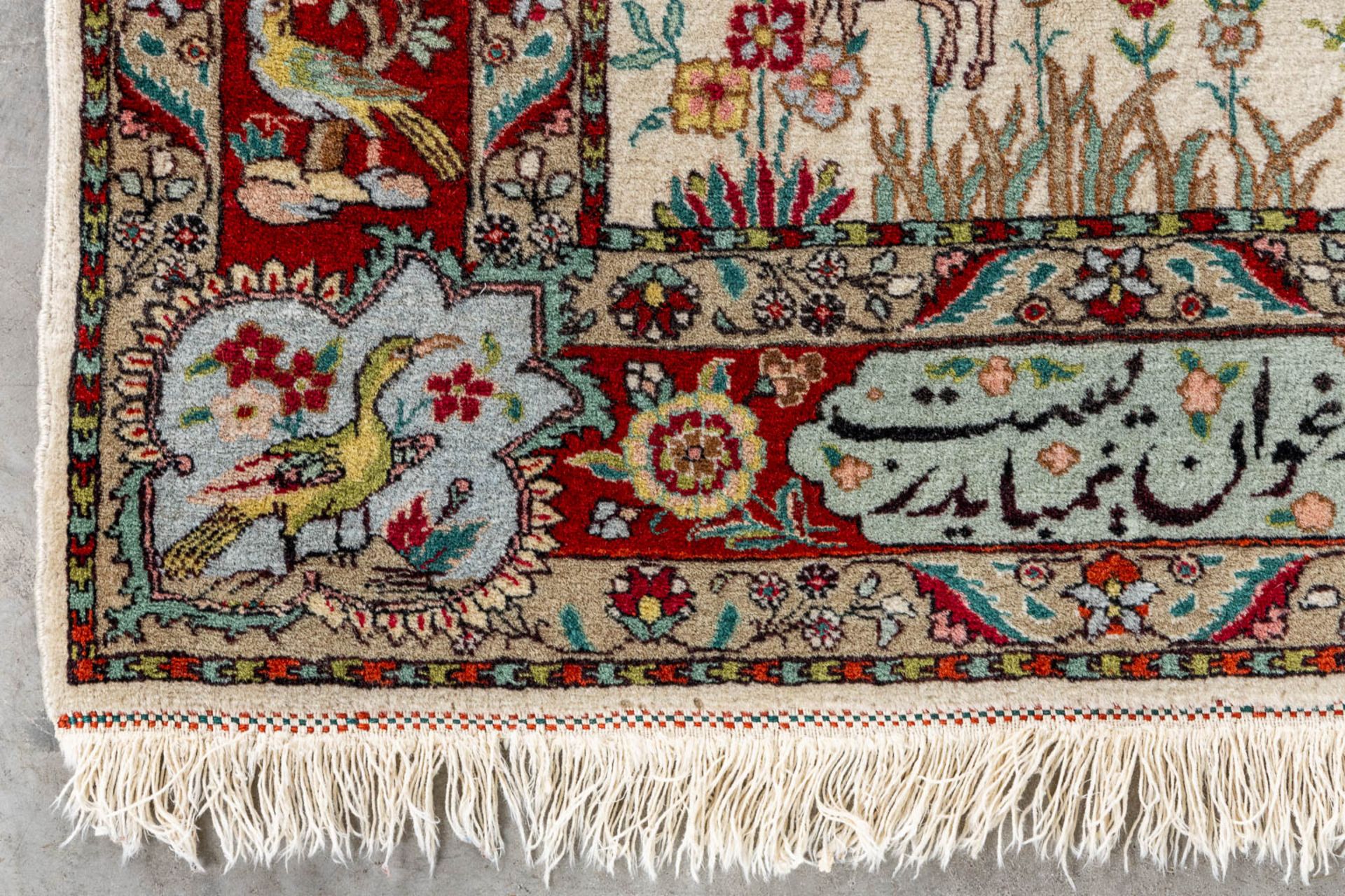 An Oriental hand-made carpet, Tabriz. Signed. (L:150 x W:107 cm) - Bild 4 aus 8