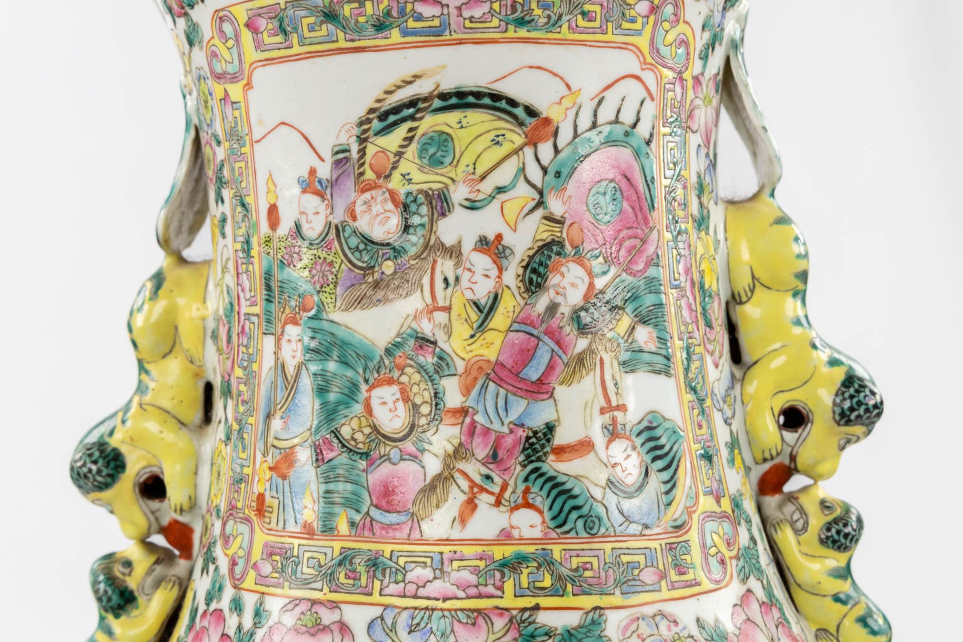 A very large Chinese Famille Rose vase, decorated with figurines (crack). (H:91 x D:38 cm) - Bild 7 aus 11