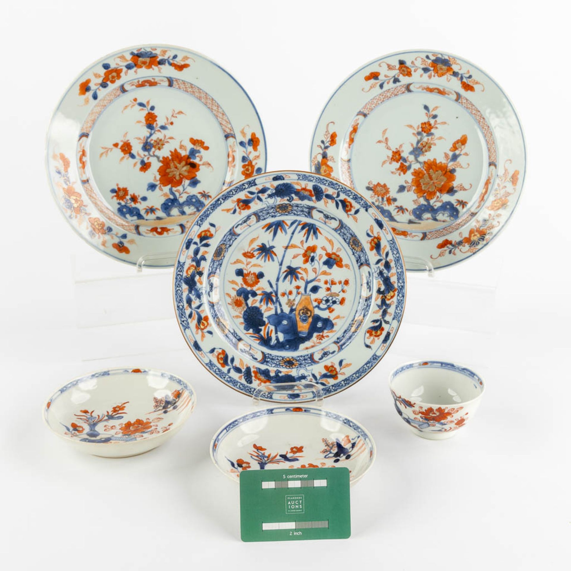 Six pieces of Japanese Imari porcelain, 19th/20th C. (D:23 cm) - Image 2 of 16