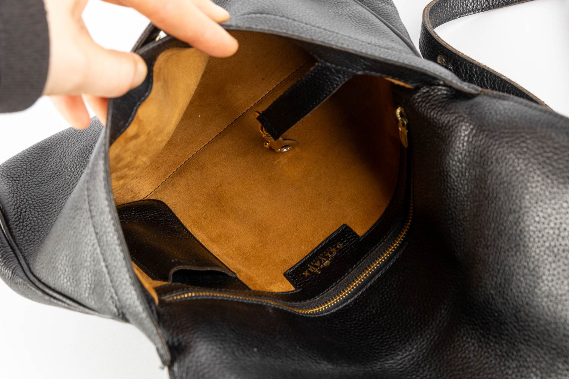 Delvaux, two handbags, a wallet and pen holder. (W:30 x H:25 cm) - Bild 14 aus 20