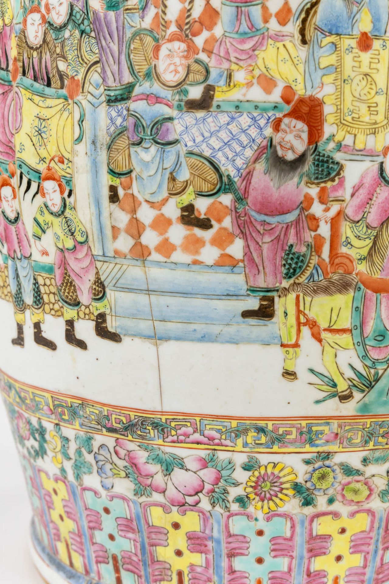 A very large Chinese Famille Rose vase, decorated with figurines (crack). (H:91 x D:38 cm) - Bild 9 aus 11