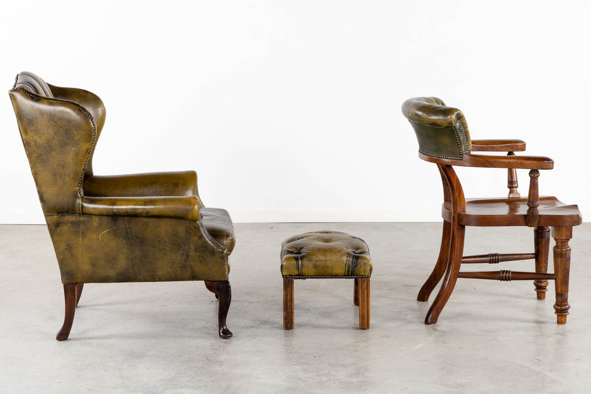 A Lounge chair, office chair and ottoman, Leather on wood, Chesterfield. (L:84 x W:80 x H:100 cm) - Bild 6 aus 13