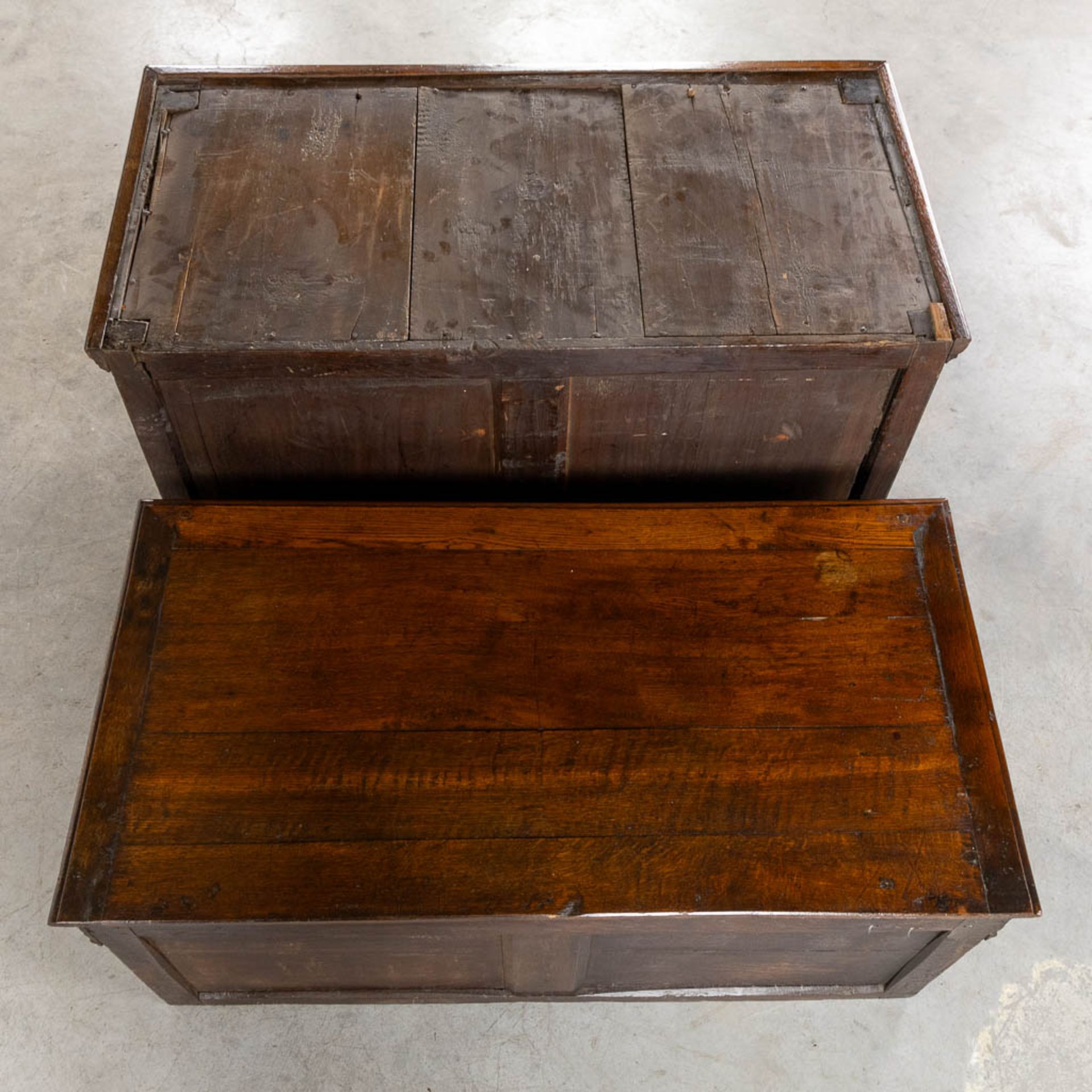 An antique commode, doors and drawers. Sculptured oak, 18th C. (L:55 x W:108 x H:109 cm) - Bild 10 aus 14