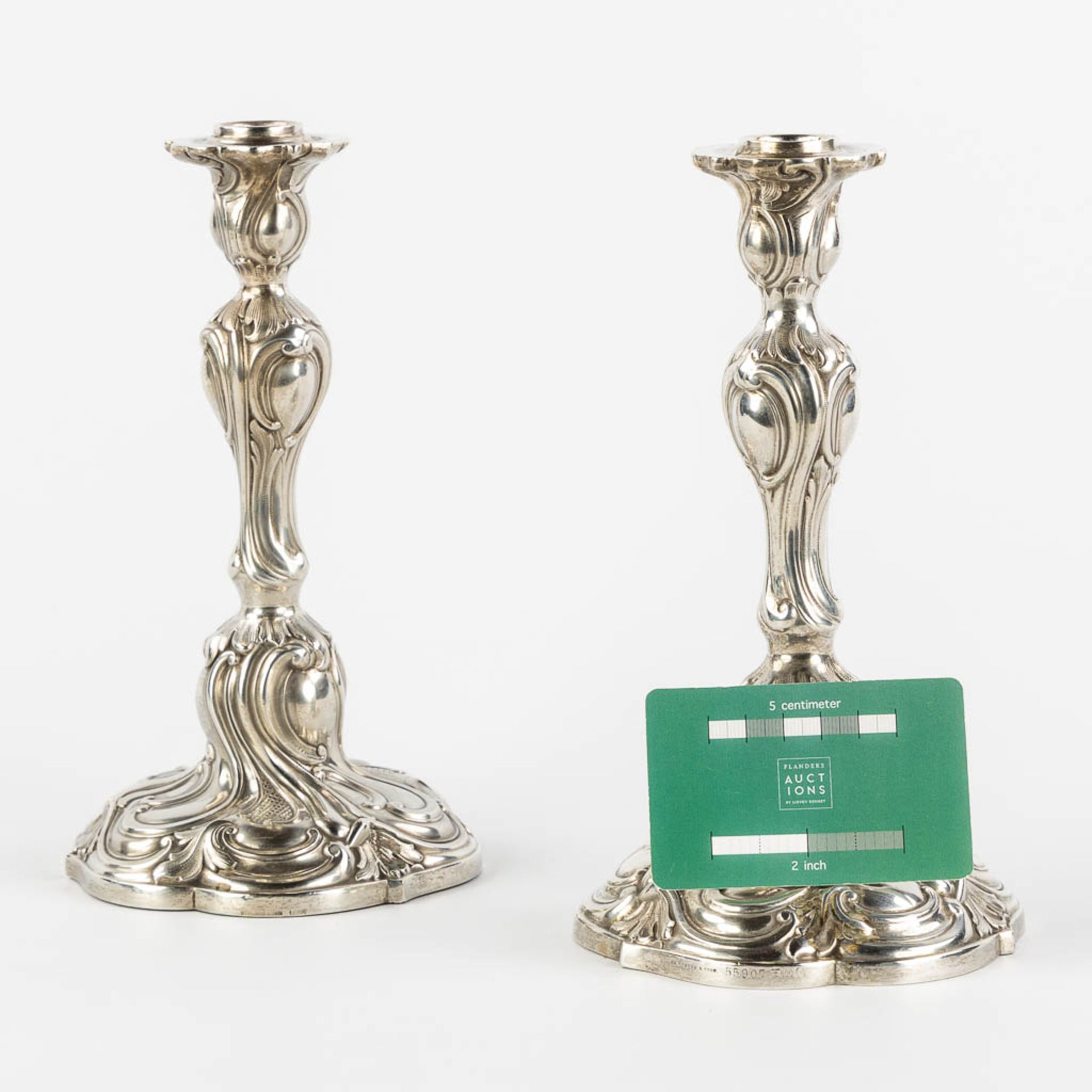 Th. Strube & Sohn, a pair of candlesticks, silver in Louis XV style. Germany. 800/1000. (H:22 x D:12 - Bild 2 aus 12
