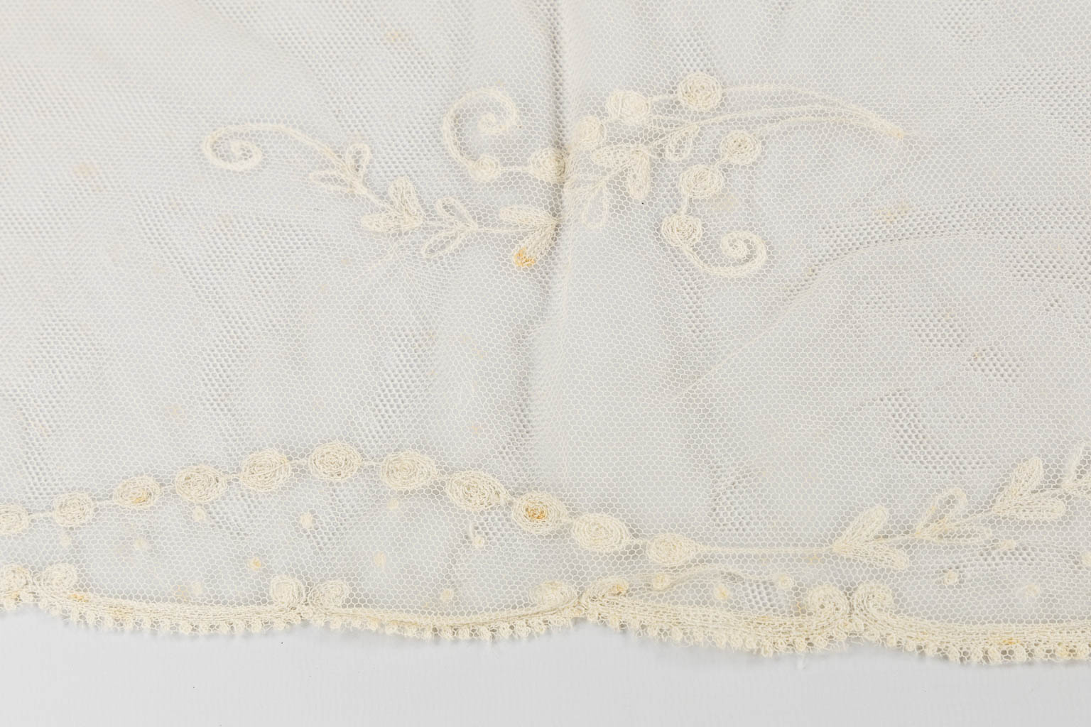A large piece of antique lace, Lierse, Belgium. 19th C. (L:36,5 x W:130 cm) - Image 8 of 8