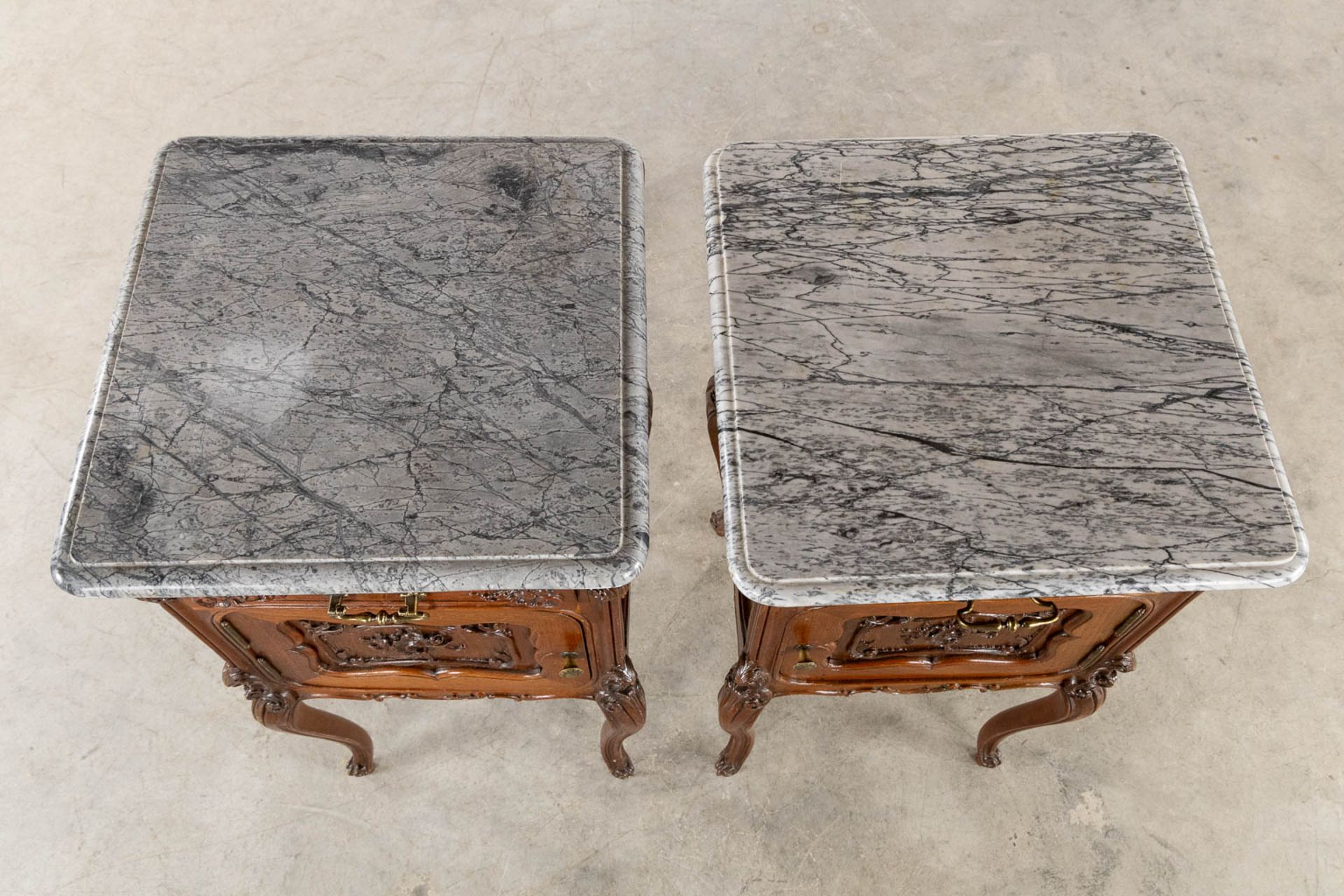 A pair of nightstands, Louis XV style with a marble top. (L:44 x W:44 x H:83 cm) - Bild 9 aus 12