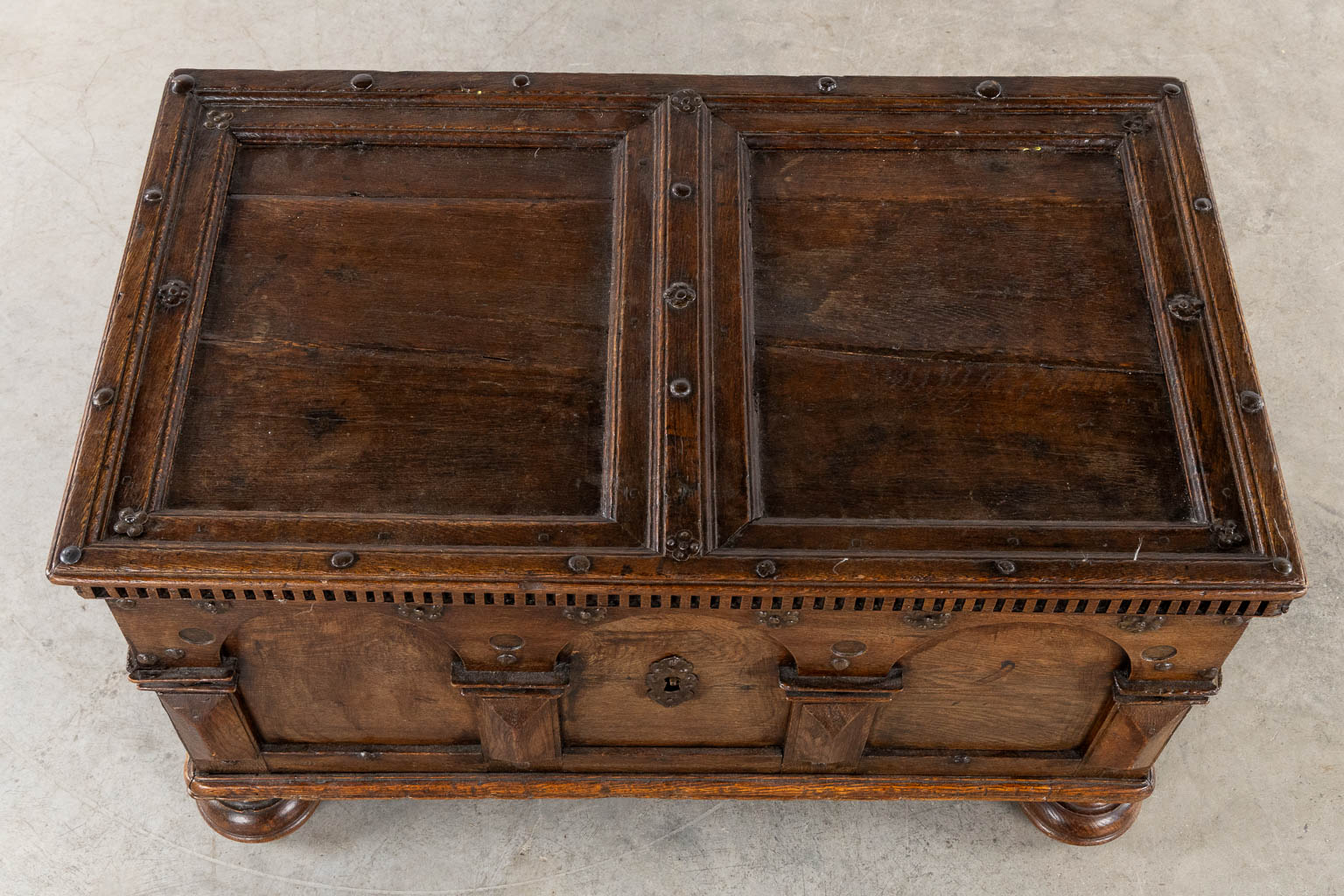 An antique chest mounted with wrought-iron, The Netherlands, 17th C. (L:57 x W:97 x H:56 cm) - Image 8 of 11