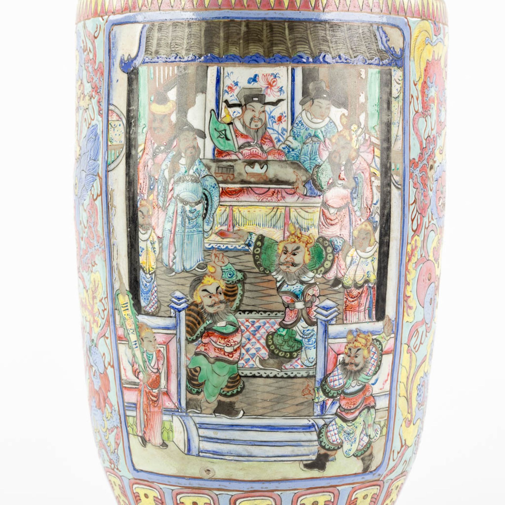 A Chinese vase, Famille Rose decorated with warriors. (H:58 x D:24 cm) - Bild 10 aus 14