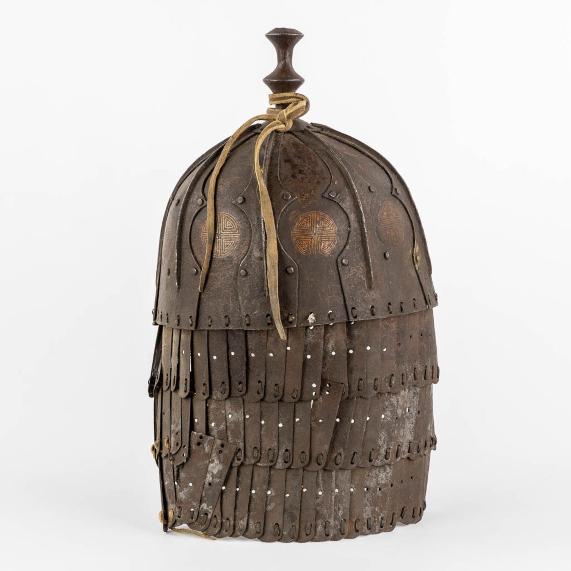 A Tibetan military helmet, iron and leather. 18th/19th C. (L:20 x W:24 x H:42 cm) - Image 5 of 11