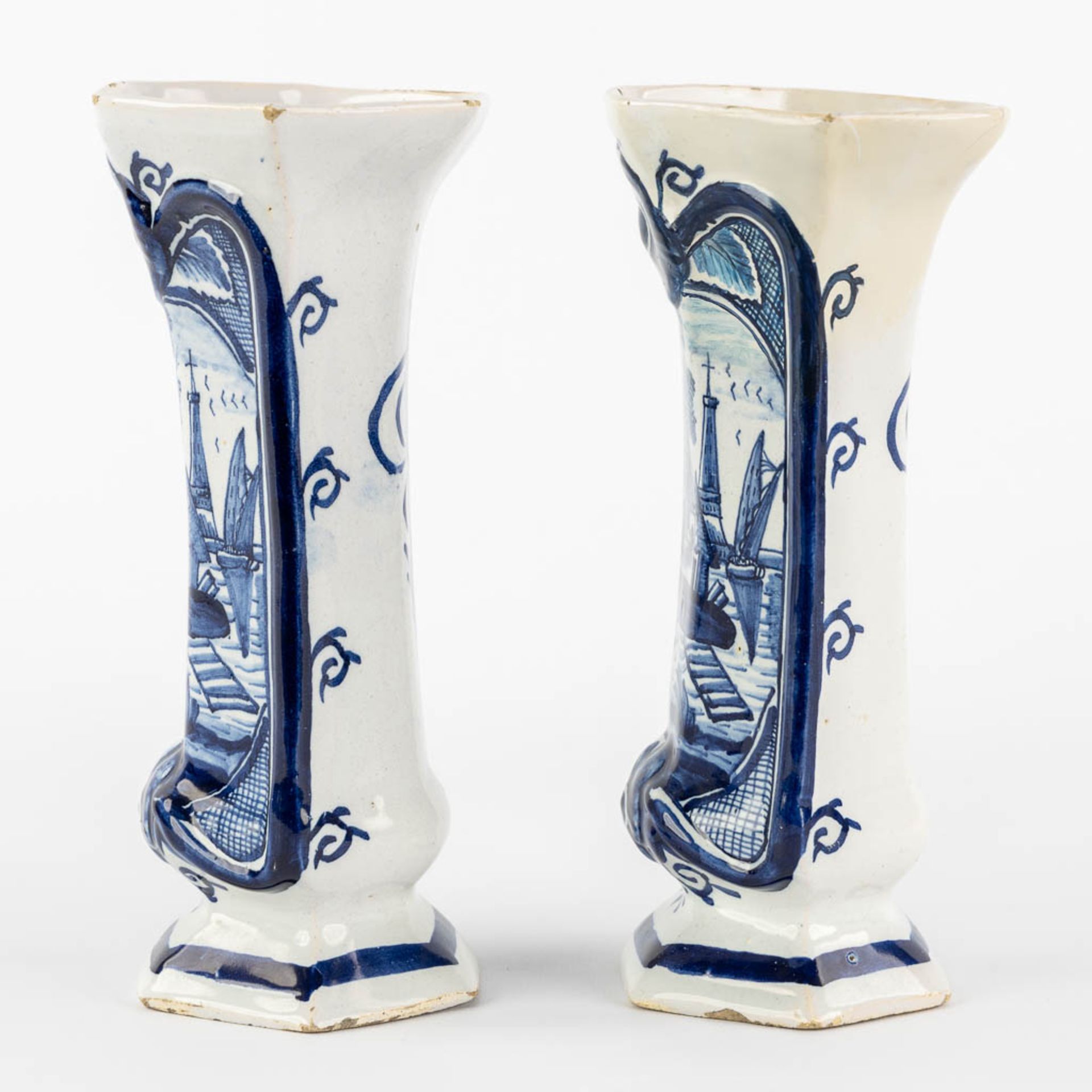 Delft, 'De Drie Klokken' A 5-piece 'Kaststel', added a 'De Porceleyne Klaauw' Peacock plate. 18th. ( - Image 2 of 26