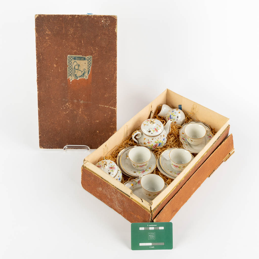 A children's tea set, polychrome porcelain. Circa 1900-1920. (L:20 x W:33 x H:10 cm) - Image 2 of 11