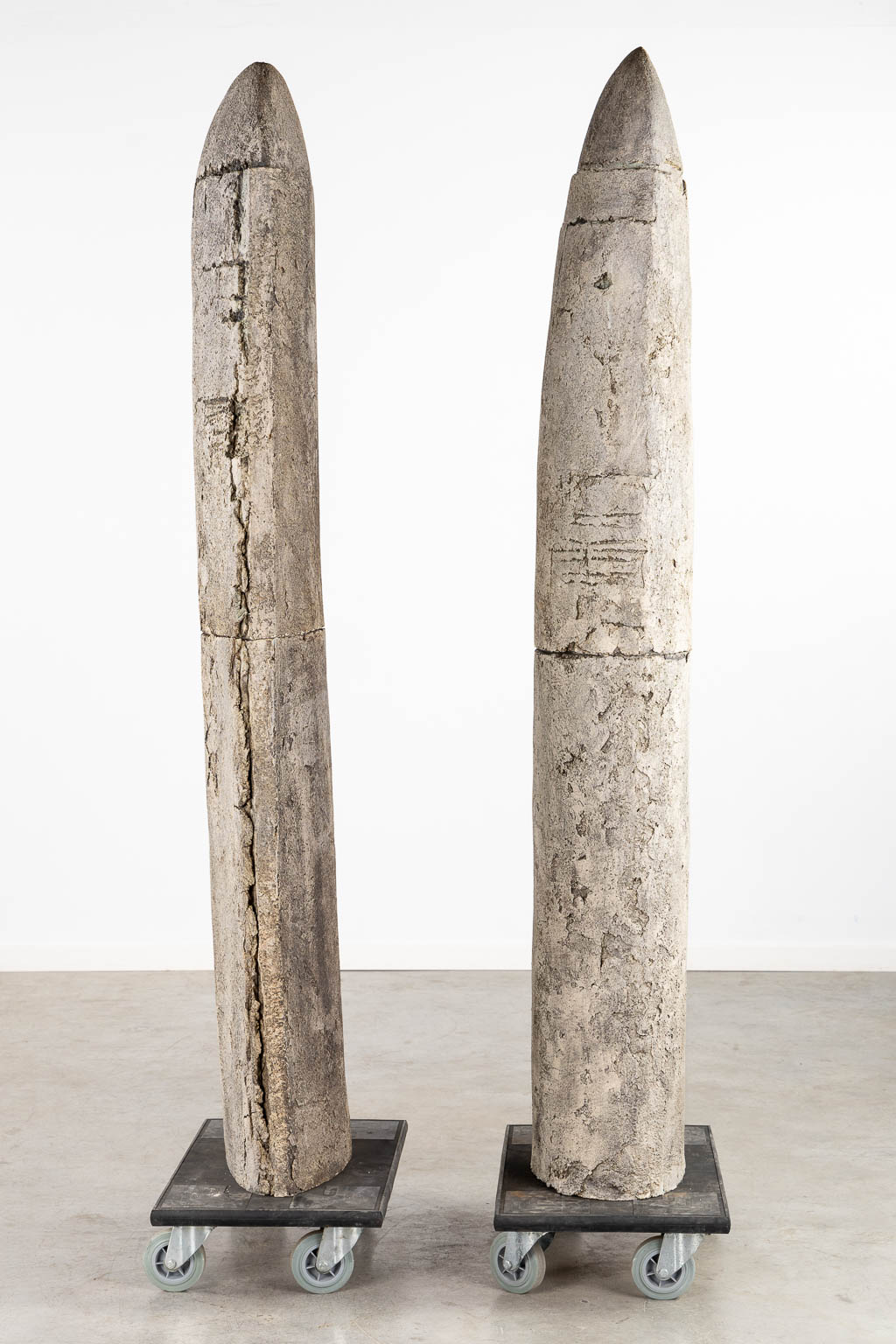 Pia MANU (XX) 'Brutalist Totem (2x)'. (L:25 x W:40 x H:179,5 cm) - Image 11 of 14