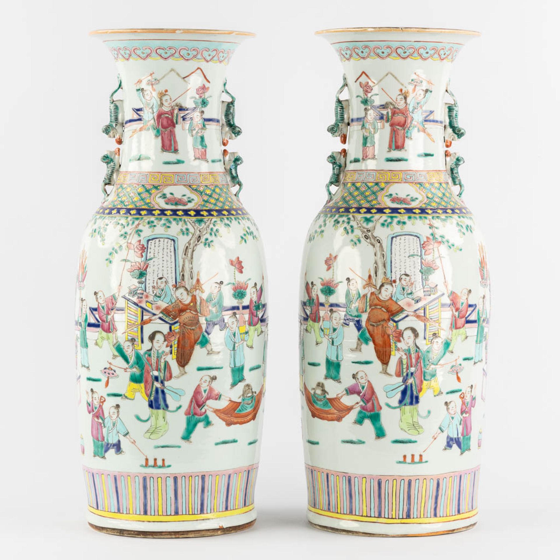 A pair of Chinese Famille Rose vases, Parade with dragons. (H:60 x D:23 cm) - Bild 4 aus 11