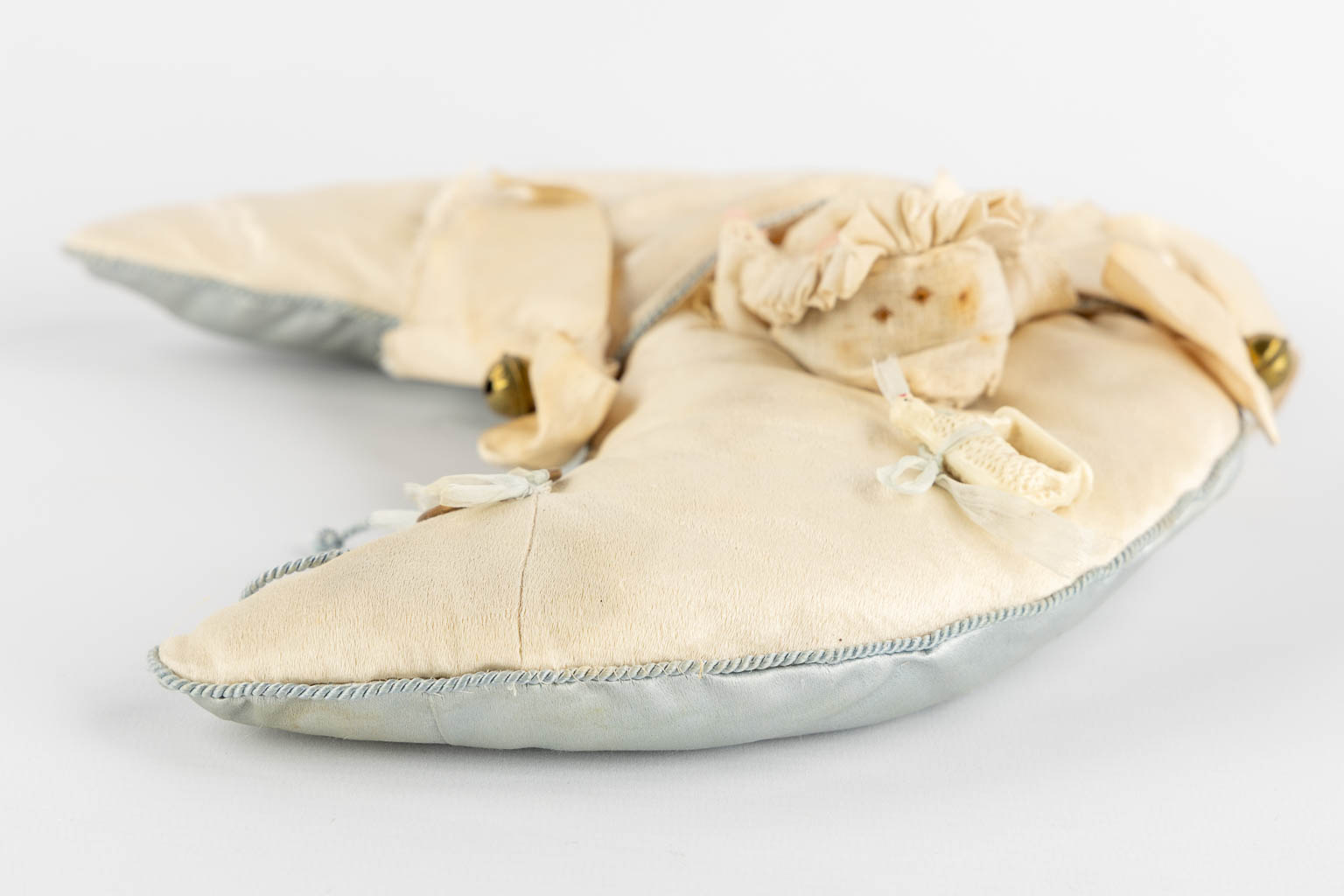 An antique doll in a crescent moon-shaped sleeping bag. Putnam 1922. (W:23 x H:26 cm) - Image 8 of 13