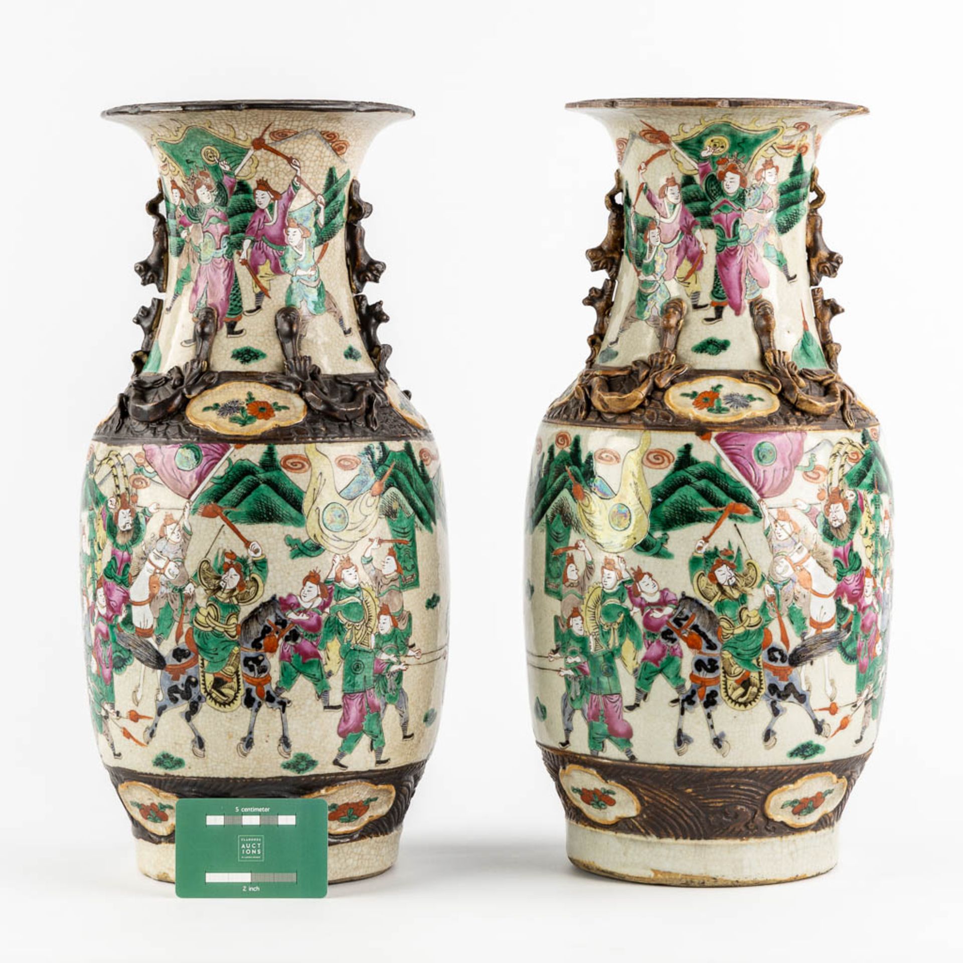 A pair of Chinese Nanking vases, decorated with battle scènes. (H:44 x D:20 cm) - Image 2 of 13