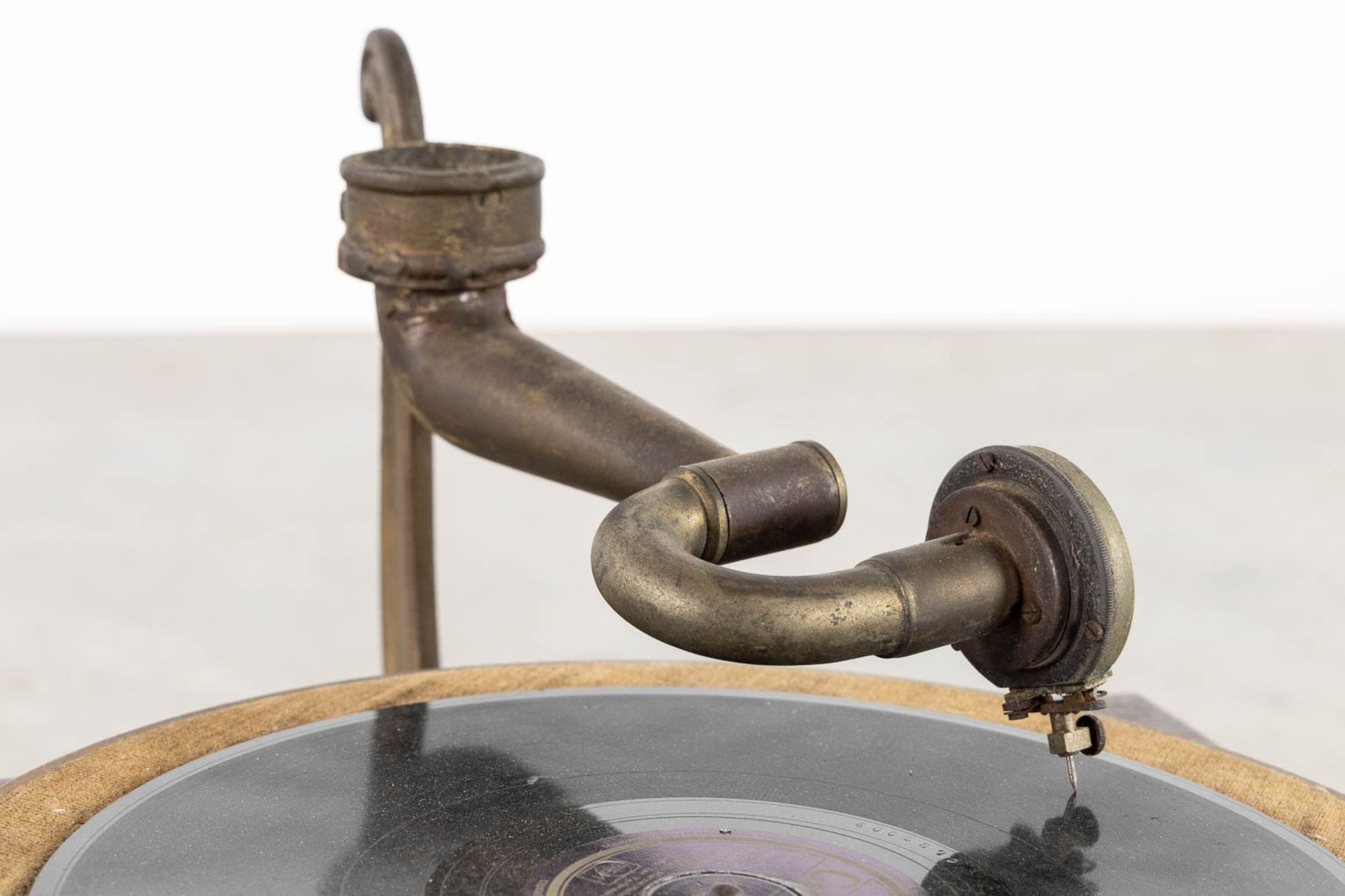 An antique and decorative Grammophone. (L:68 x W:56 x H:77 cm) - Image 7 of 10