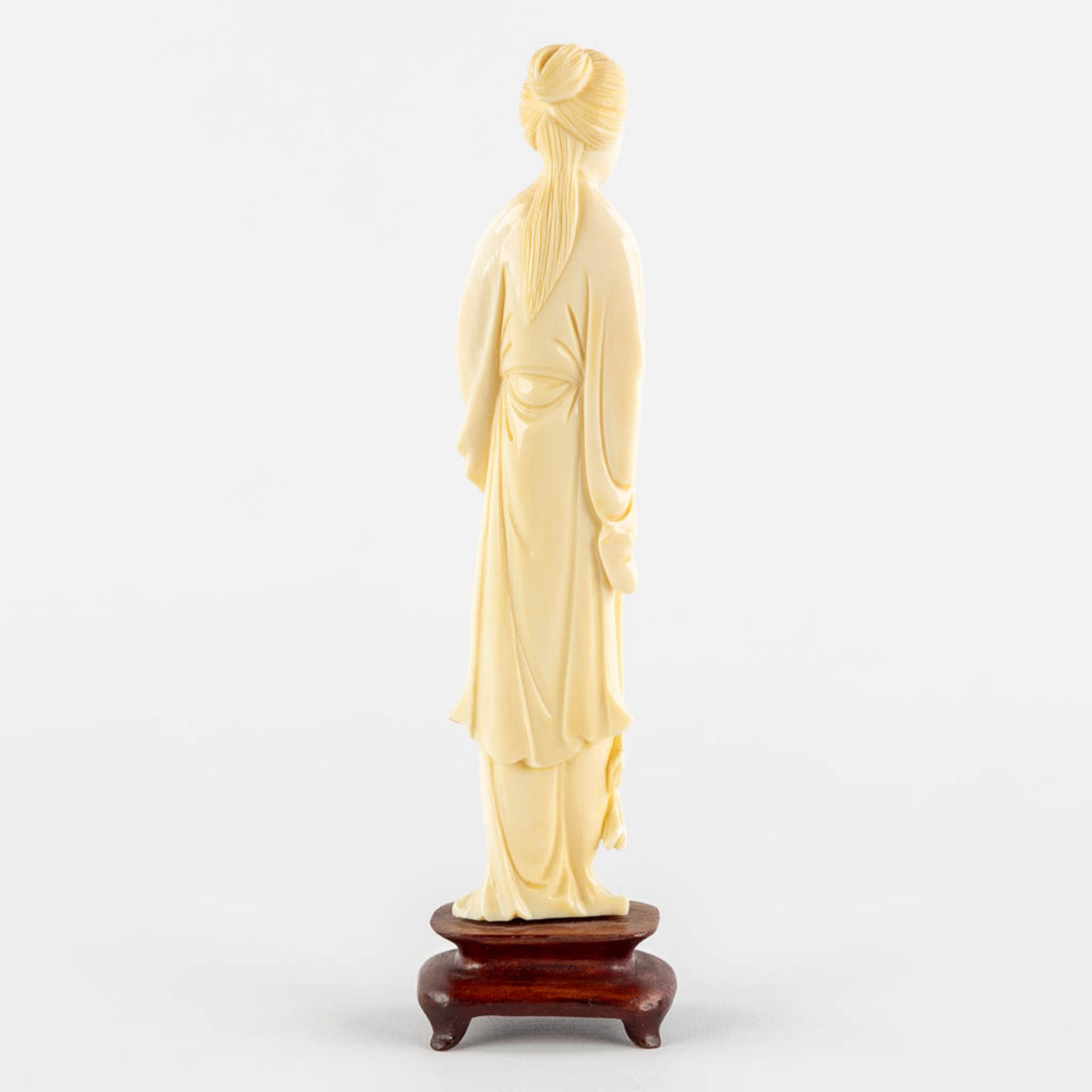 Figurine of a Beauty with mirror, sculptured ivory, China. (L:2,5 x W:4 x H:18 cm) - Image 5 of 9