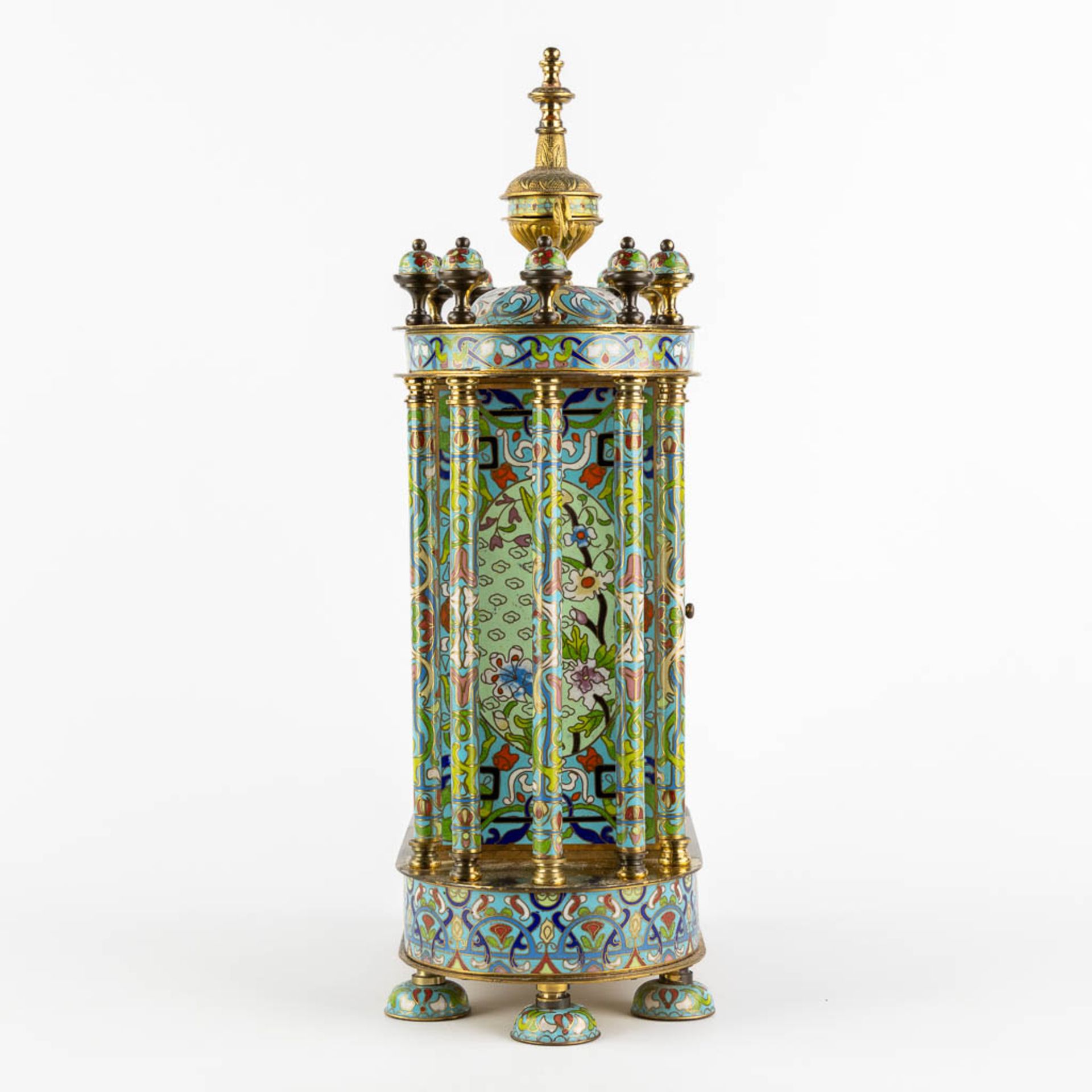 A decorative table clock, finished with cloisonné enamel. (L:15 x W:32 x H:46 cm) - Bild 6 aus 11