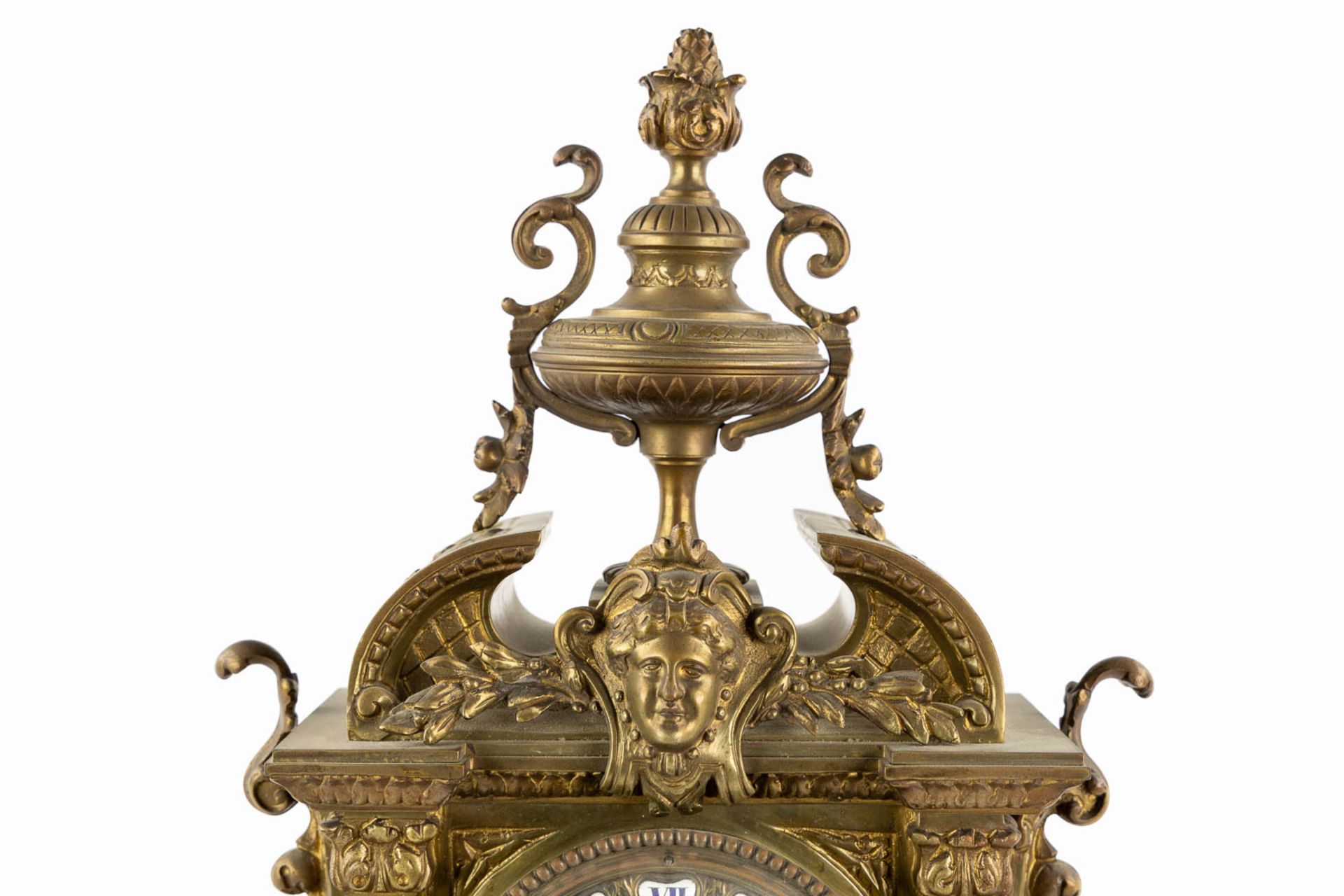 A three-piece mantle garniture clock and candelabra, patinated bronze. (L:16 x W:33 x H:50 cm) - Bild 11 aus 13