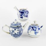 Three Chinese and Japanese teapots, blue-white decor. (W:20 x H:14 cm)