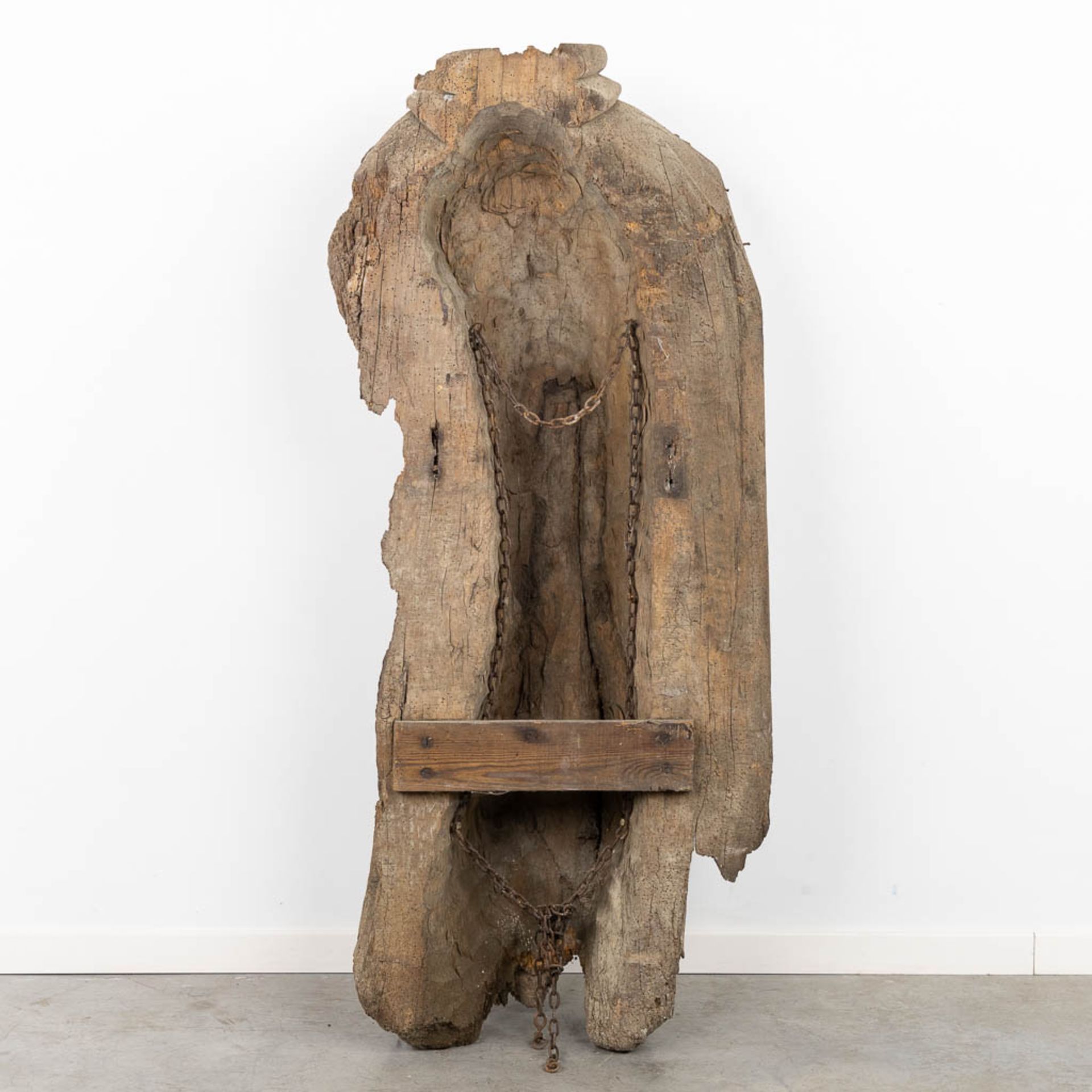 The antique remains of a wood sculptured angel or saint, 16th/17th C. (L:38 x W:63 x H:147 cm) - Bild 10 aus 10