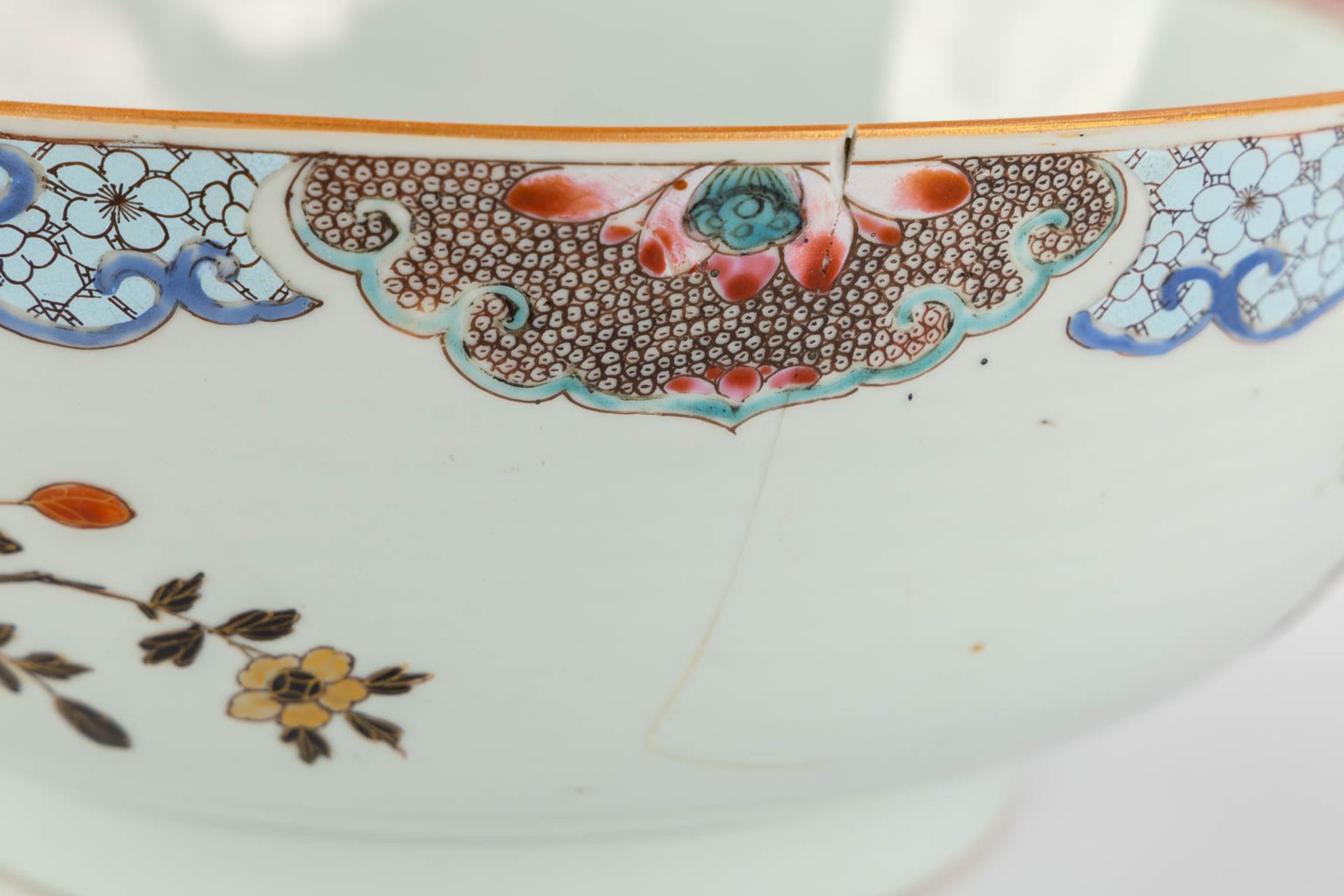 A large Chinese Famille Rose 'Deer' bowl. 19th C. (H:11 x D:28,5 cm) - Image 11 of 14
