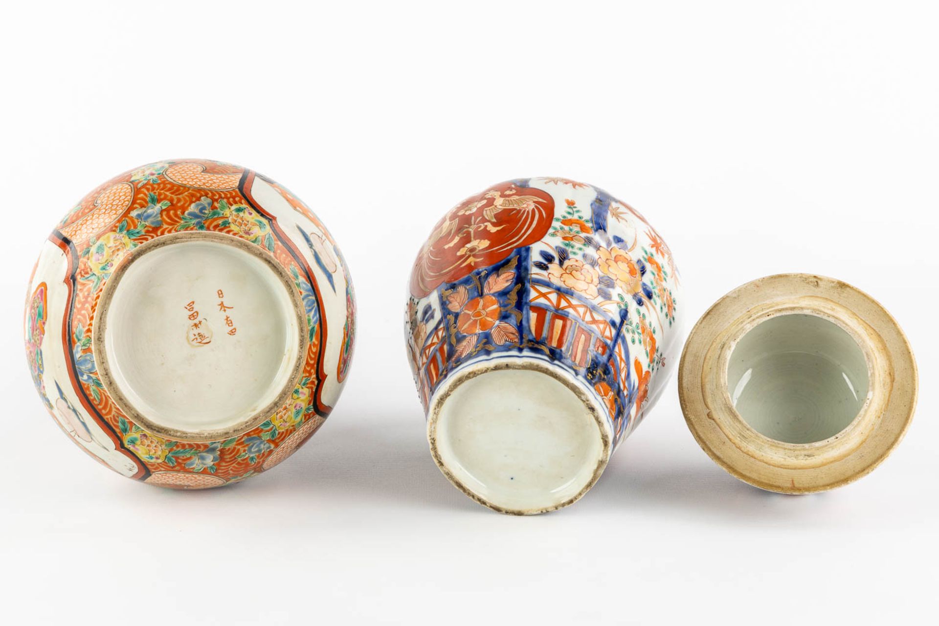 Four plates and two vases, Japan, Imari. 19th and 20th C. (H:34,5 x D:17 cm) - Bild 15 aus 19