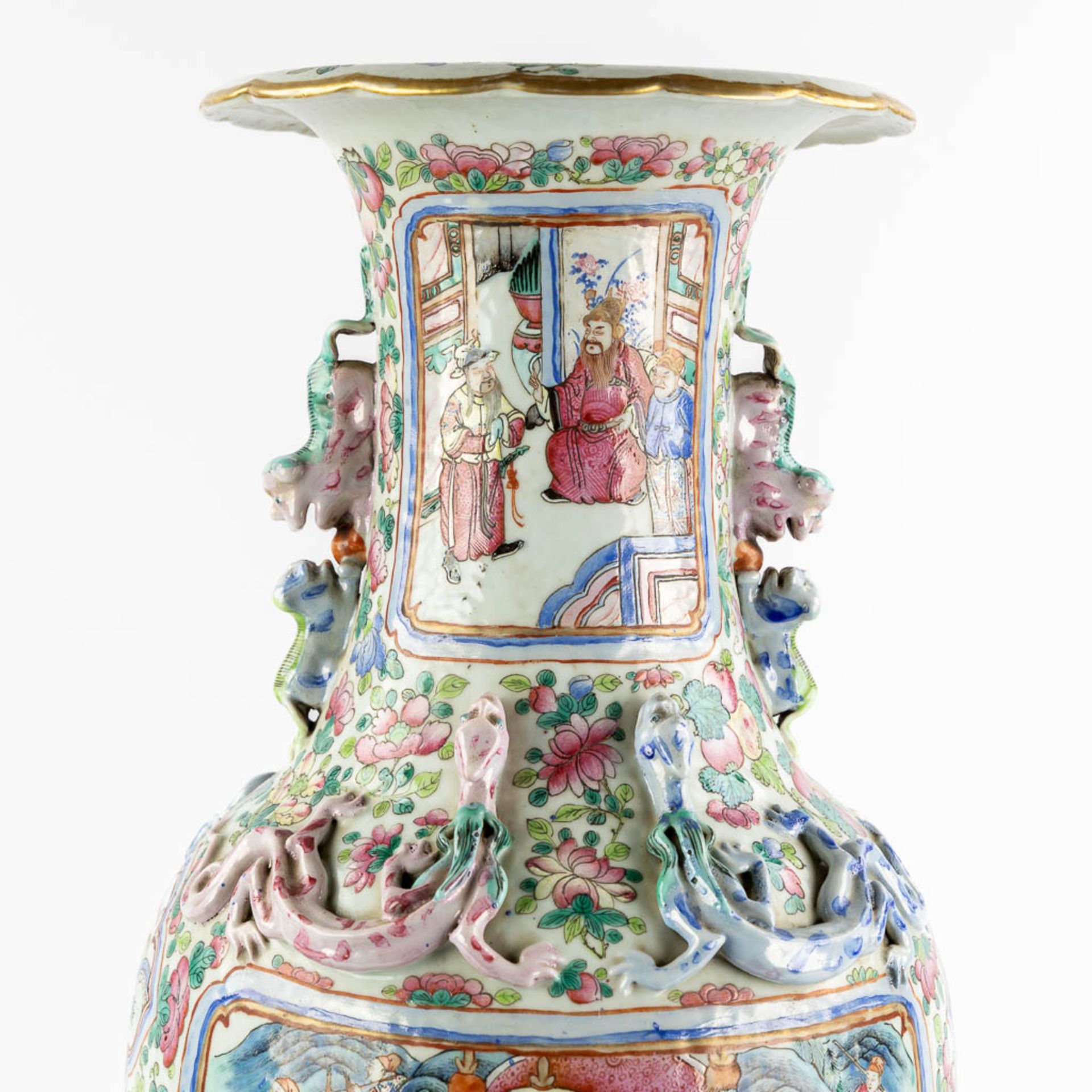 A Chinese Famille Rose vase decorated with figurines. (H:63,5 x D:23 cm) - Bild 9 aus 13
