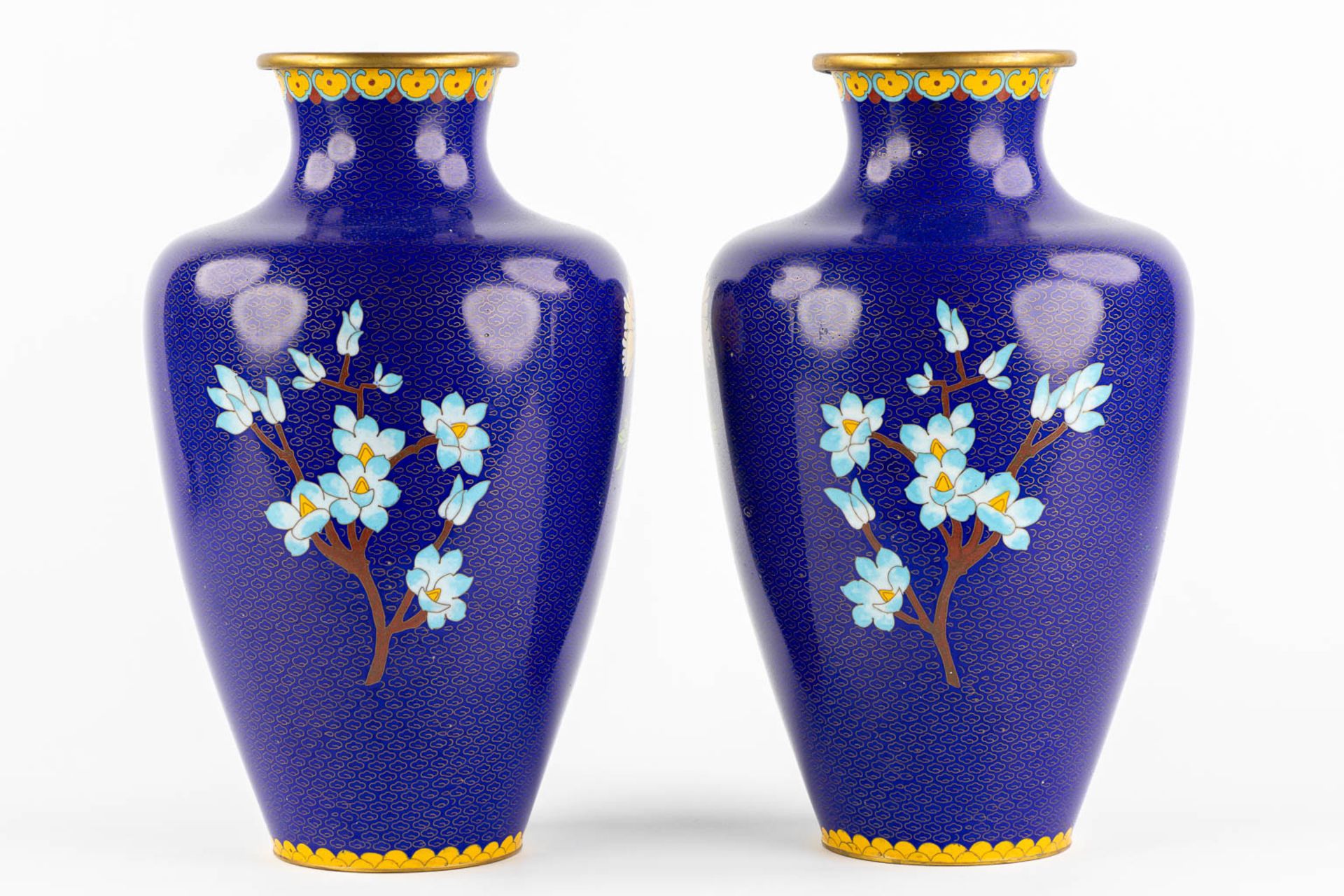 Four pairs of Cloisonné enamel vases, added 1 vase and two small pieces. (H:38 x D:23 cm) - Bild 4 aus 18