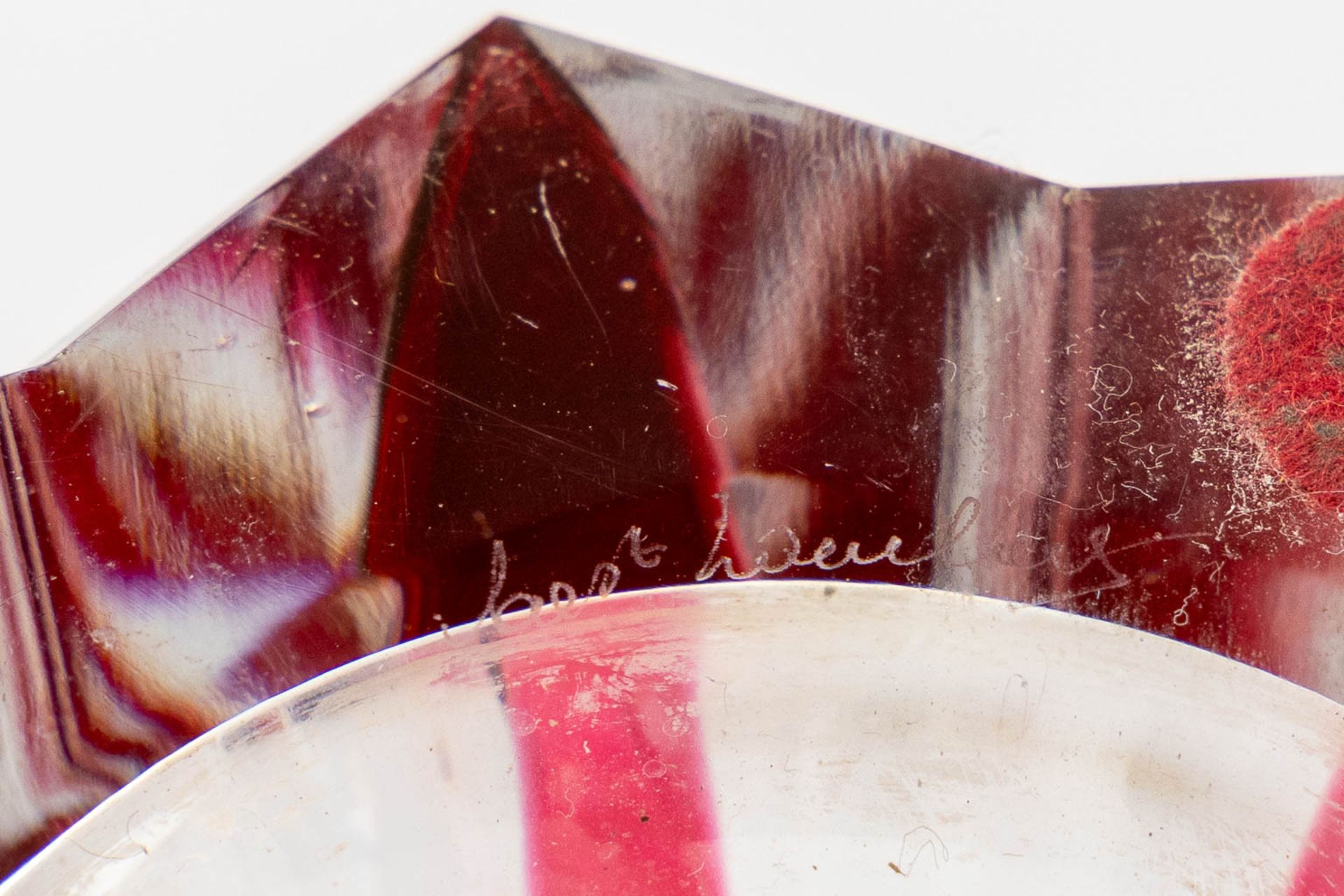 Val Saint Lambert, four pieces of cut and coloured crystal. (H:31 x D:19 cm) - Bild 13 aus 13