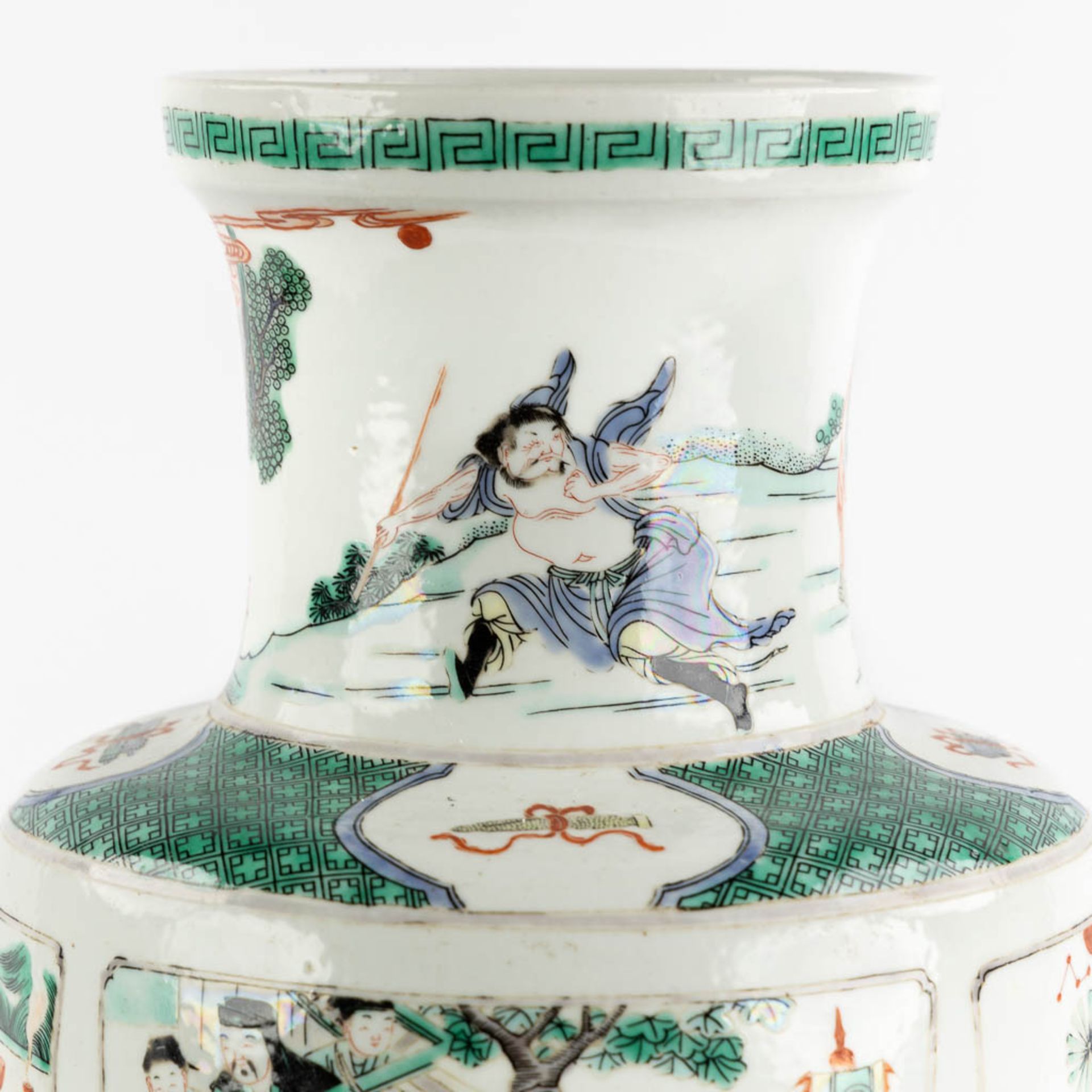A Chinese Famille Verte vase, 'Roulleau' vase. Kangxi mark. (H:46 x D:20 cm) - Bild 9 aus 13