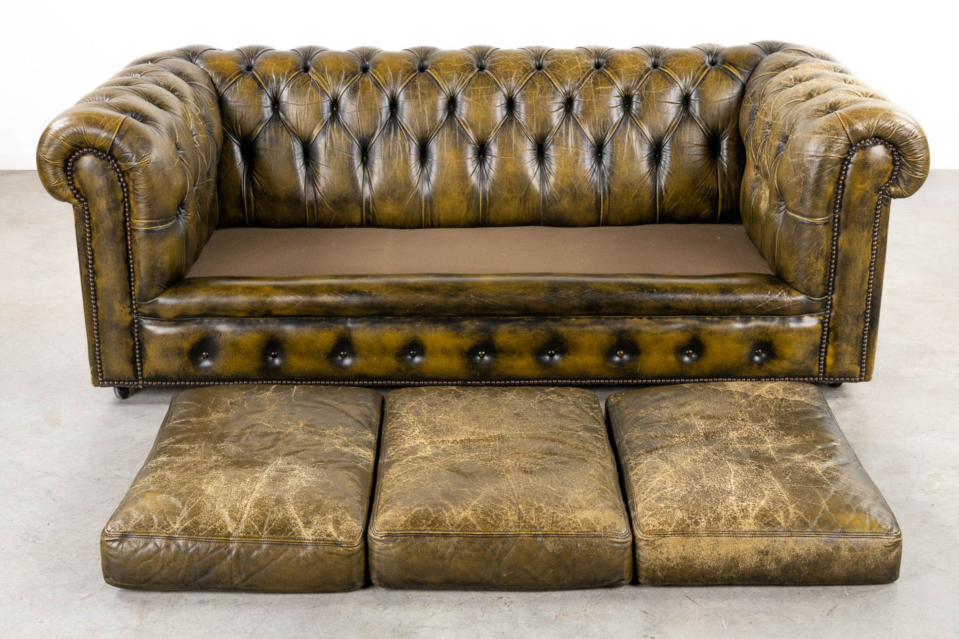 A Chesterfield three-person, green leather sofa. (L:90 x W:188 x H:68 cm) - Bild 7 aus 13