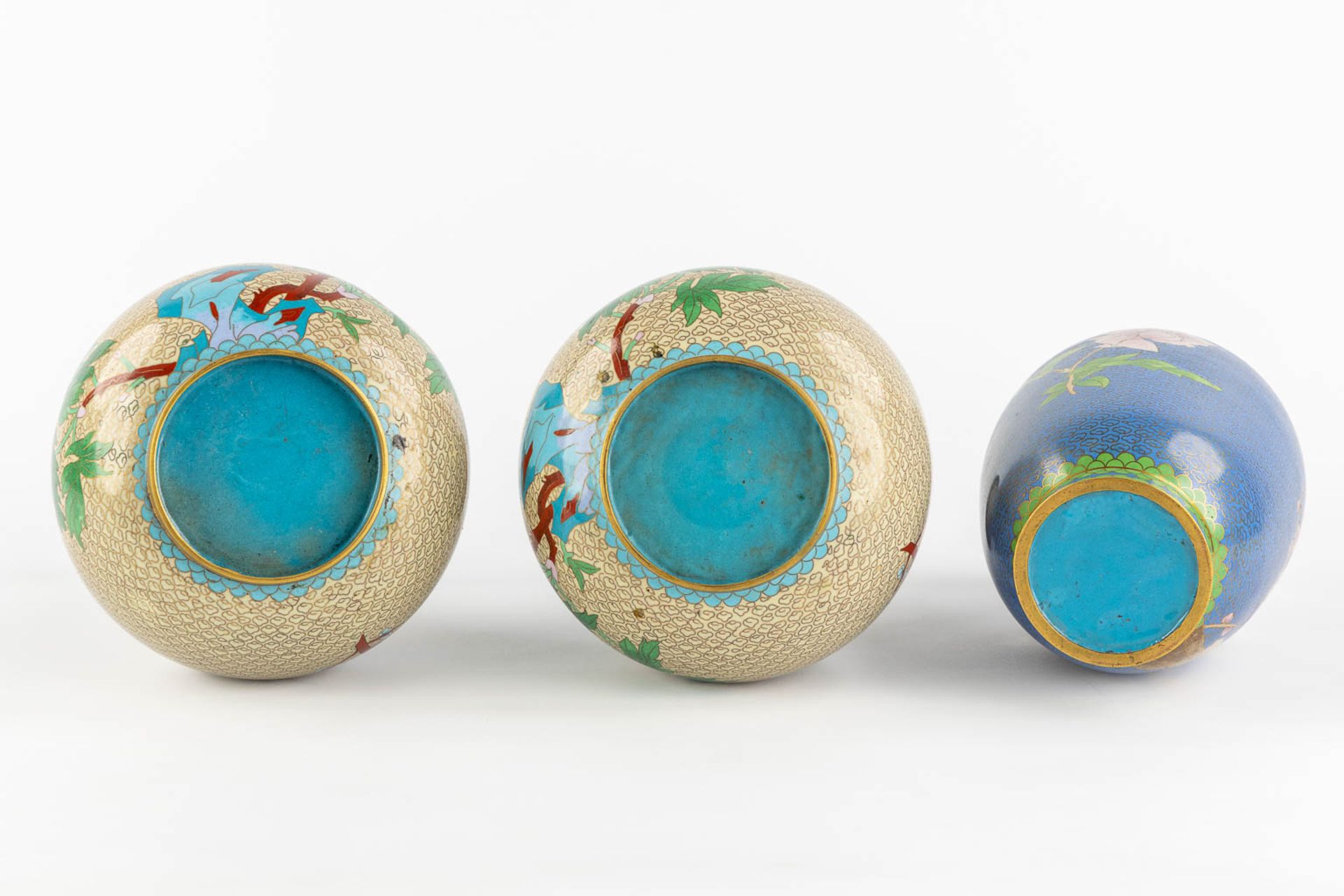 Four pairs of Cloisonné enamel vases, added 1 vase and two small pieces. (H:38 x D:23 cm) - Image 14 of 18