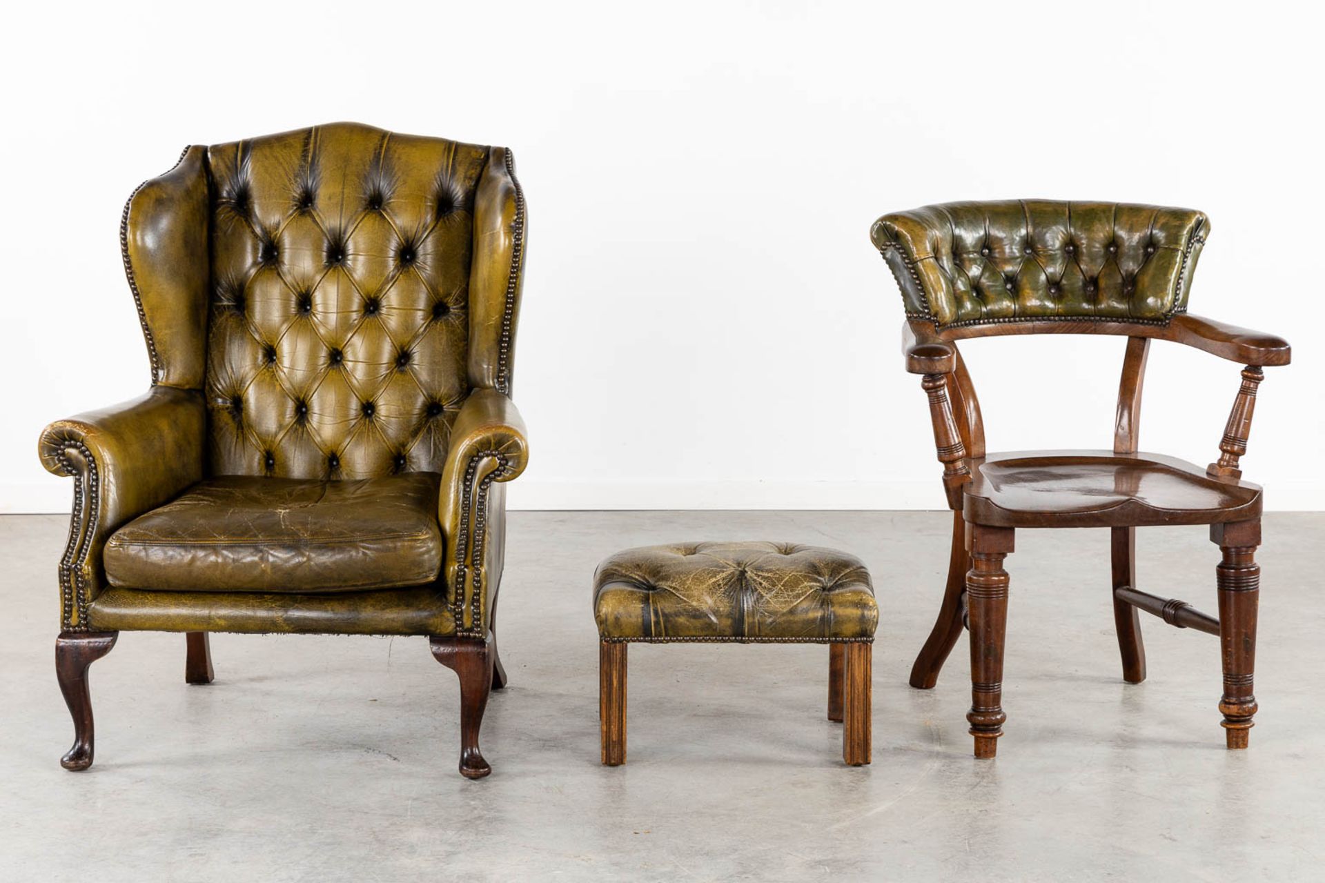 A Lounge chair, office chair and ottoman, Leather on wood, Chesterfield. (L:84 x W:80 x H:100 cm) - Bild 3 aus 13