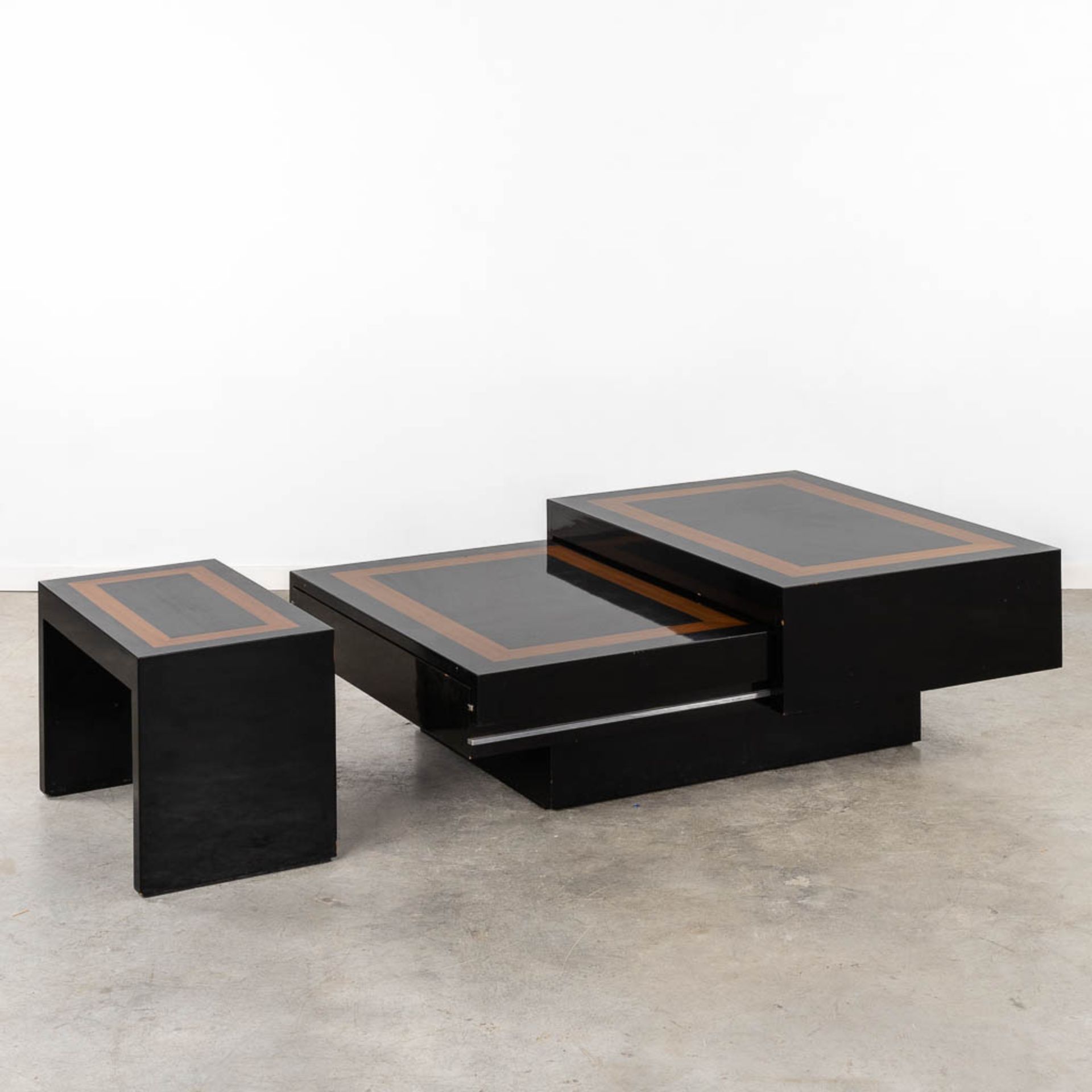 A slideable coffee table, added a bench. Lacquered wood. (L:110 x W:145 x H:47 cm)