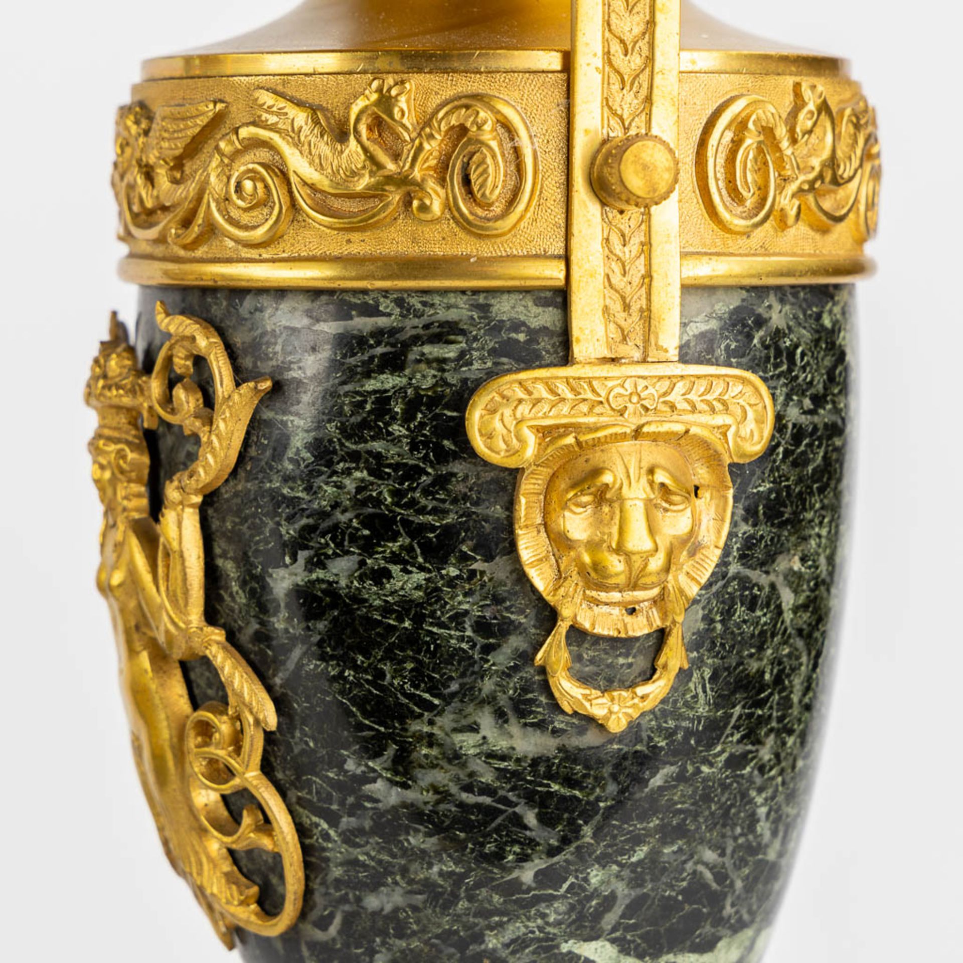 A three-piece mantle garniture clock and urns, gilt bronze on green marble, Empire style. France, 19 - Bild 9 aus 14